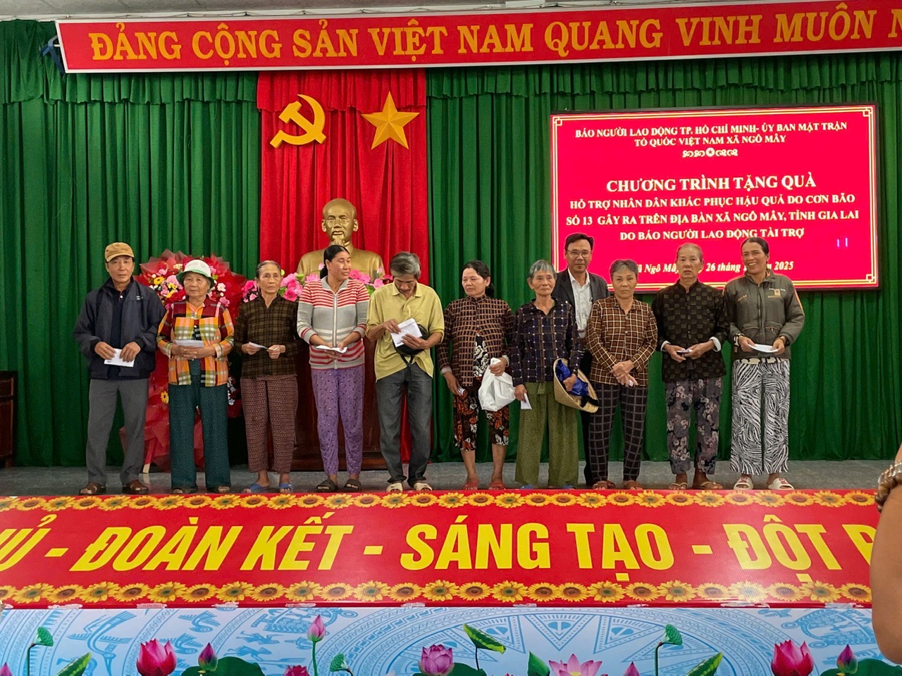 “Trái tim miền Trung” đến với người dân bị thiệt hại nặng do bão lũ ở Gia Lai - Ảnh 1.