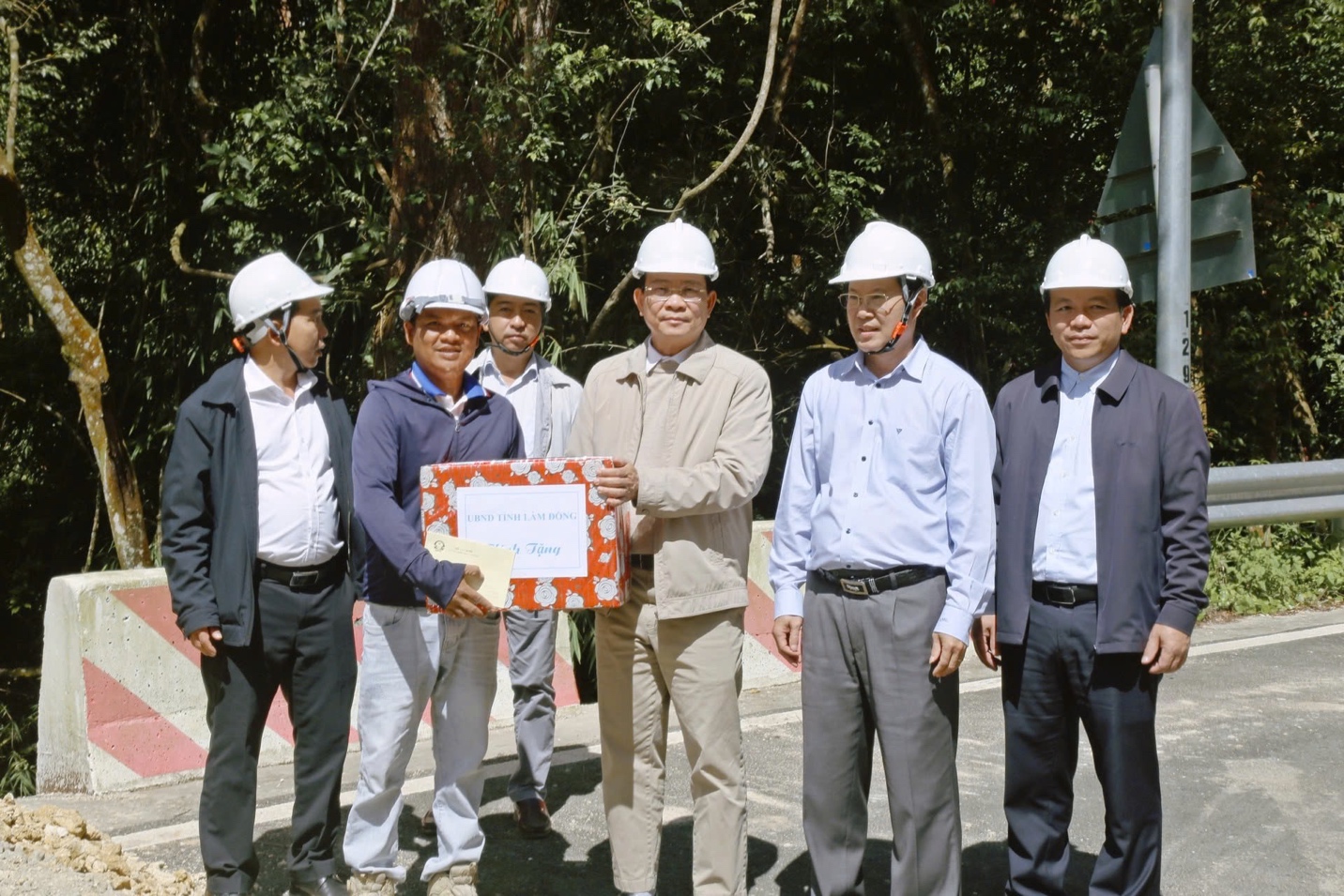 Bảo đảm an toàn lưu thông qua đèo Prenn trong thời gian sửa chữa - Ảnh 1.
