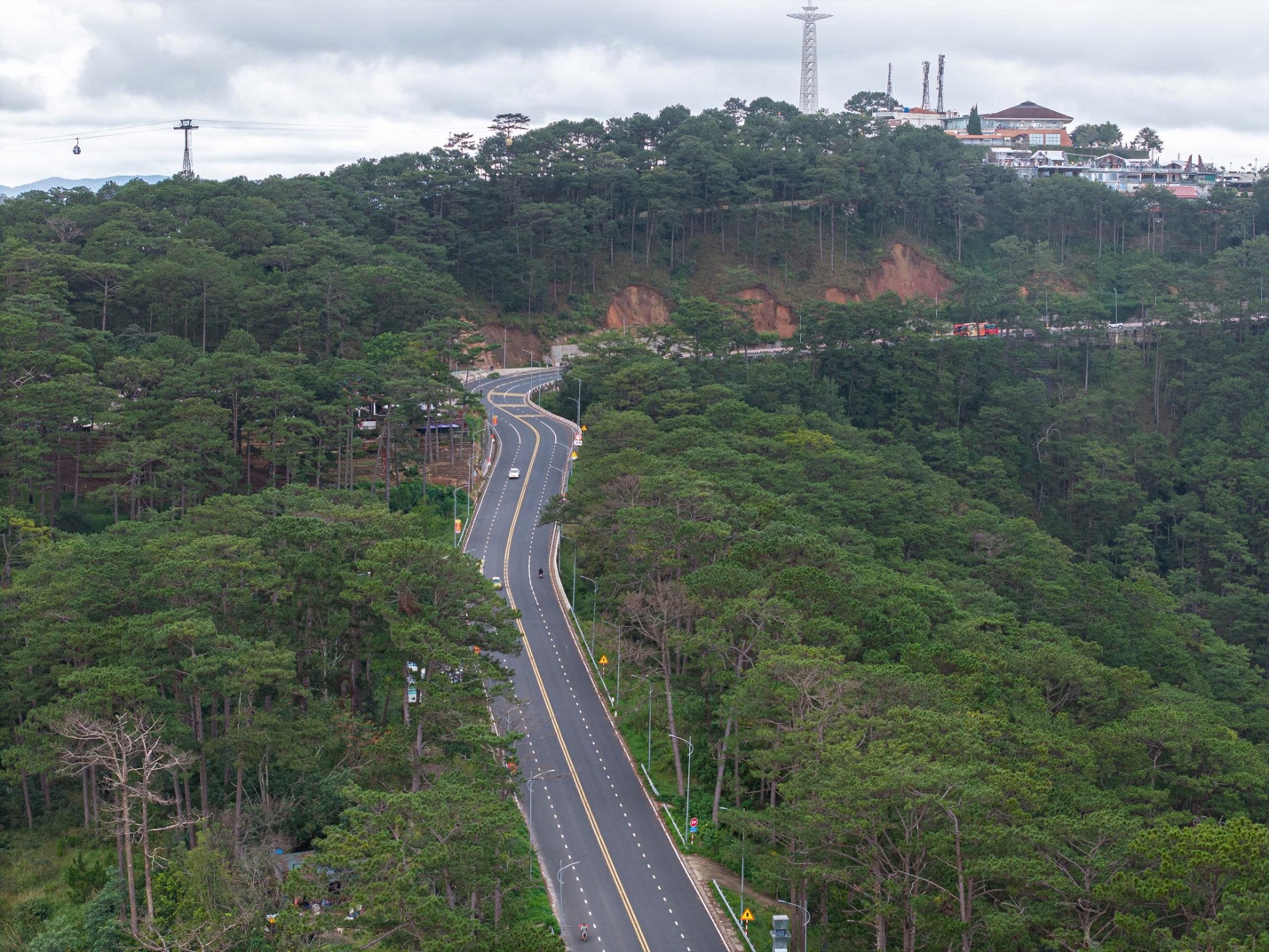 Bảo đảm an toàn lưu thông qua đèo Prenn trong thời gian sửa chữa - Ảnh 2.