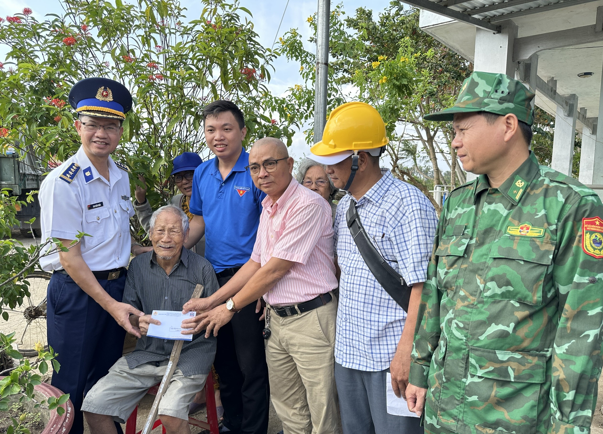 Trao hàng nghìn suất quà tới đồng bào vùng lũ - Ảnh 6.