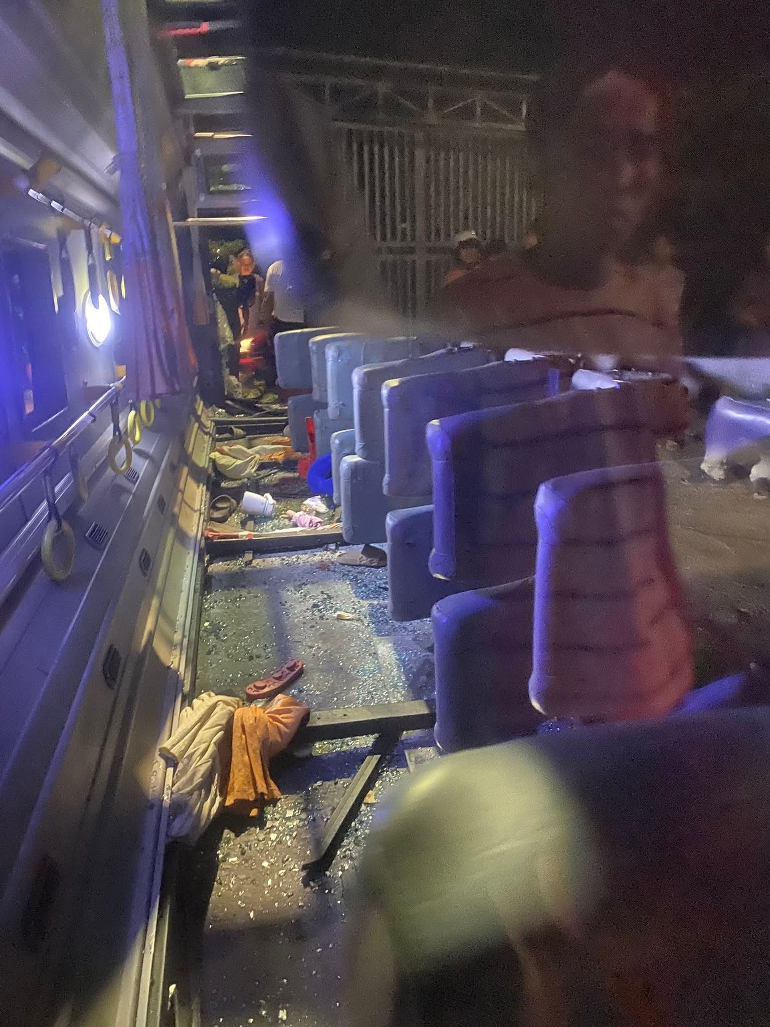 Điều tra vụ lật xe chở công nhân ở Tây Ninh , 10 người nhập viện - Ảnh 2.