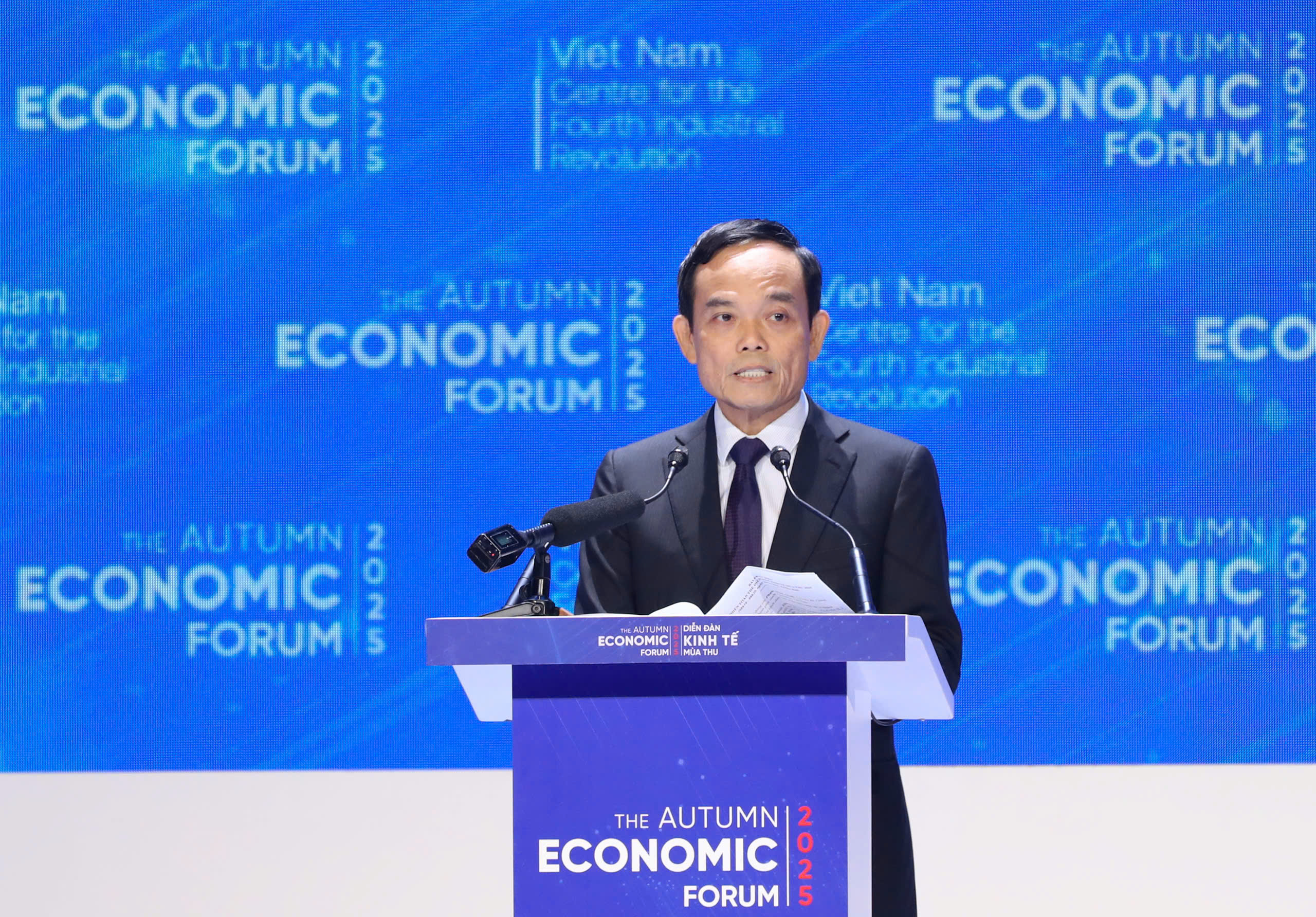 Thủ tướng Phạm Minh Chính tham dự Diễn đàn Kinh tế mùa thu 2025 tại TP HCM - Ảnh 4. Thủ tướng Phạm Minh Chính tham dự Diễn đàn Kinh tế mùa thu 2025 tại TP HCM - Ảnh 4.