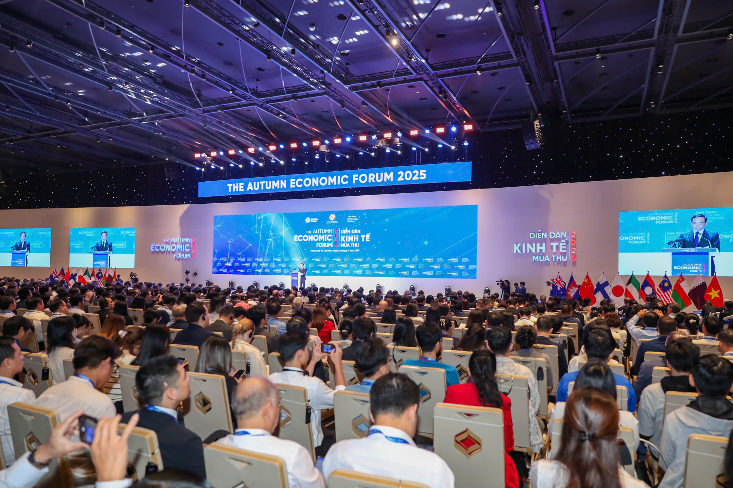 Thủ tướng Phạm Minh Chính tham dự Diễn đàn Kinh tế mùa thu 2025 tại TP HCM - Ảnh 7. Thủ tướng Phạm Minh Chính tham dự Diễn đàn Kinh tế mùa thu 2025 tại TP HCM - Ảnh 7.