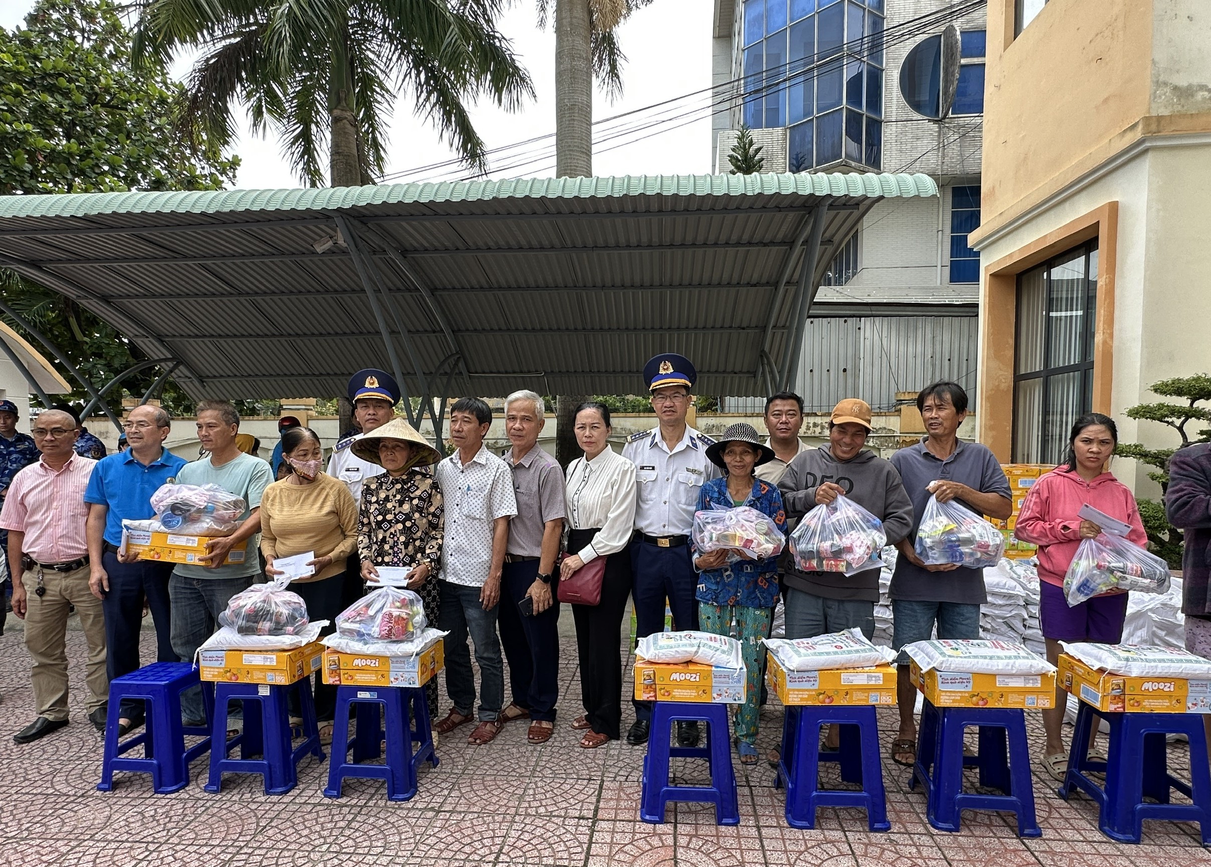 Trao hàng nghìn suất quà tới đồng bào vùng lũ - Ảnh 3.