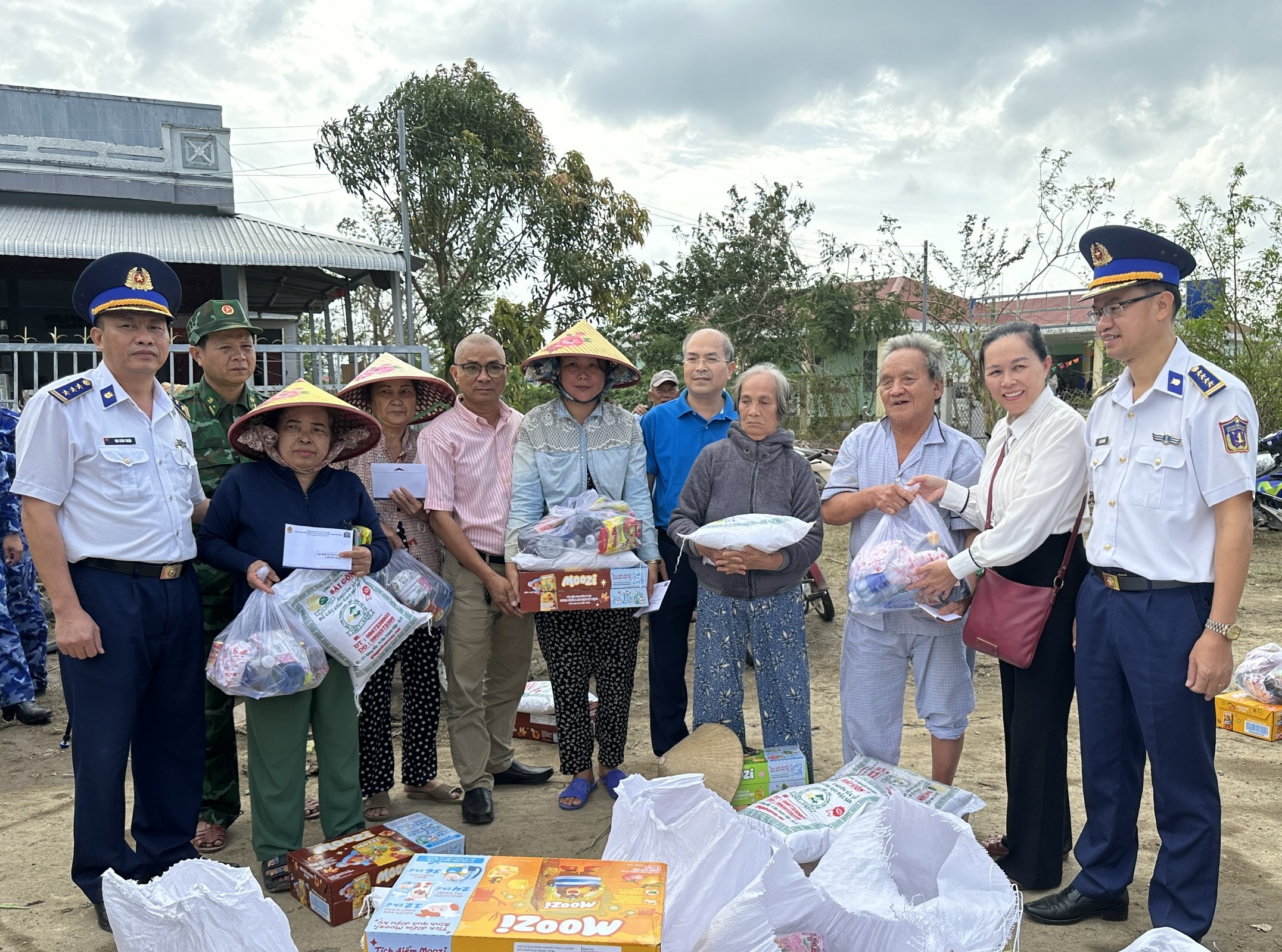 Trao hàng nghìn suất quà tới đồng bào vùng lũ - Ảnh 4.