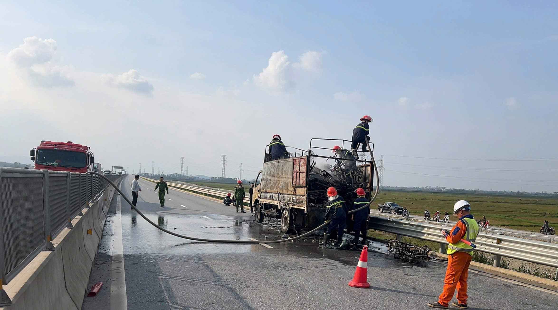 Xe tải bất ngờ bốc cháy dữ dội khi đang lưu thông trên tuyến cao tốc đoạn Hàm Nghi – Vũng Áng - Ảnh 3.