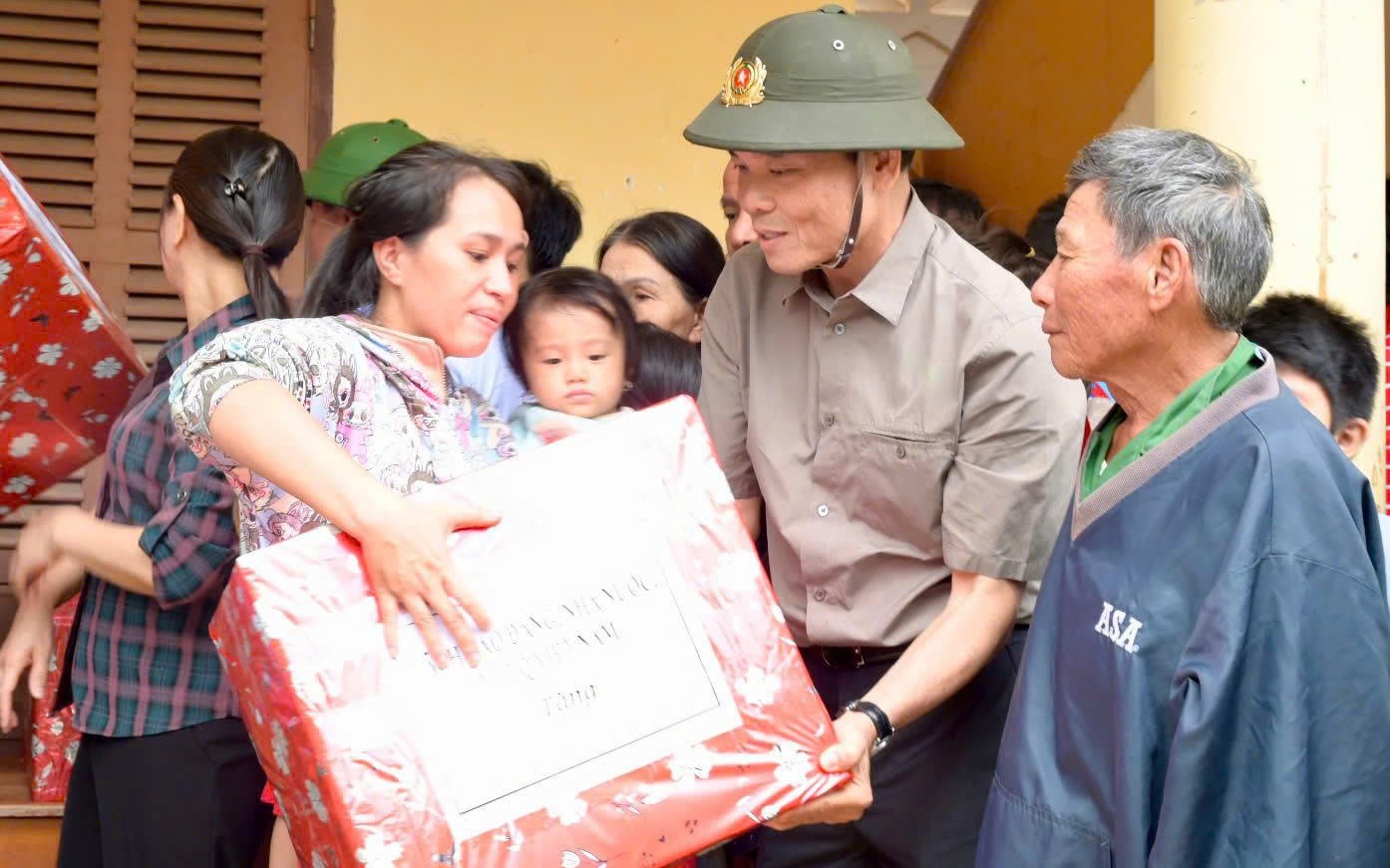 Đoàn đại biểu dự Đại hội đại biểu MTTQ Việt Nam TPHCM dâng hoa Tượng đài Chủ tịch Hồ Chí Minh - Ảnh 5.