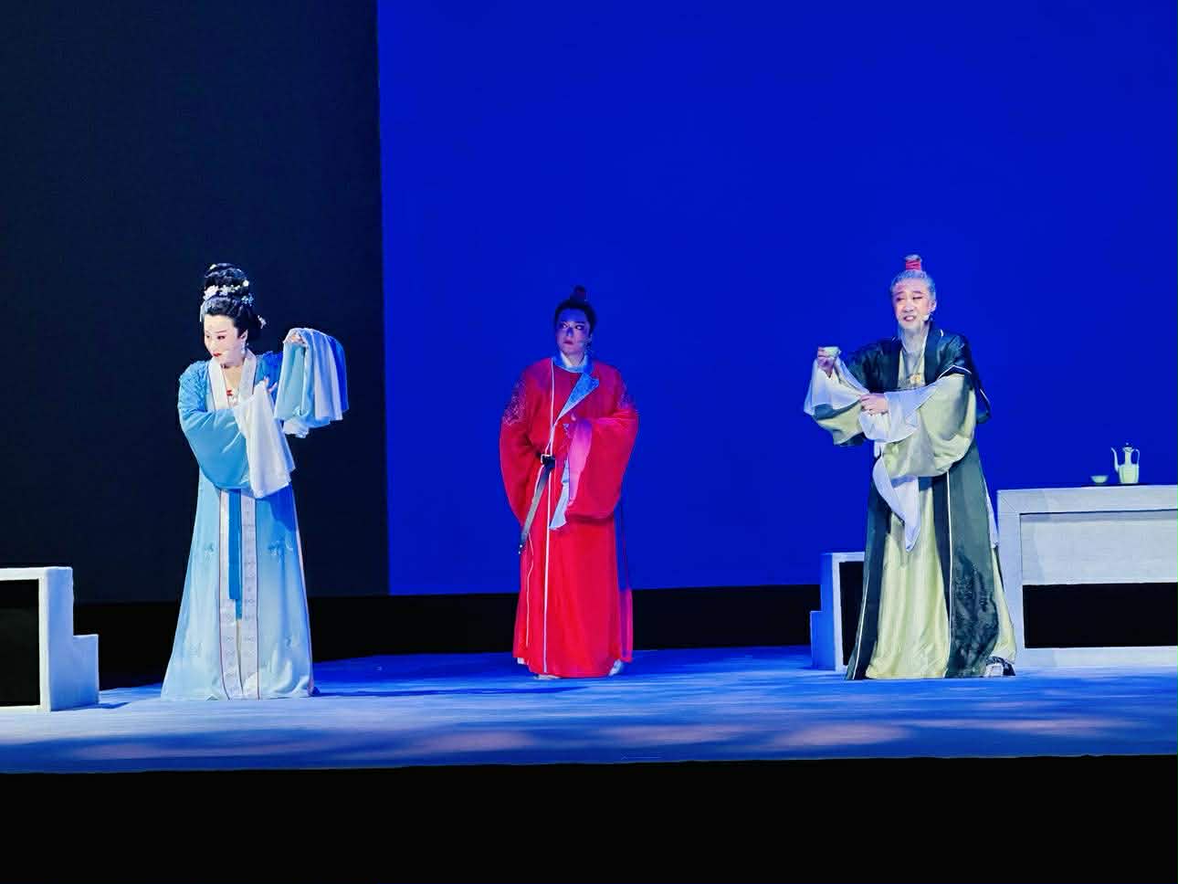 Tư duy thử nghiệm đẳng cấp của Đoàn hí kịch Sơn Đông với "Đêm nay là đêm nào" - Ảnh 1.