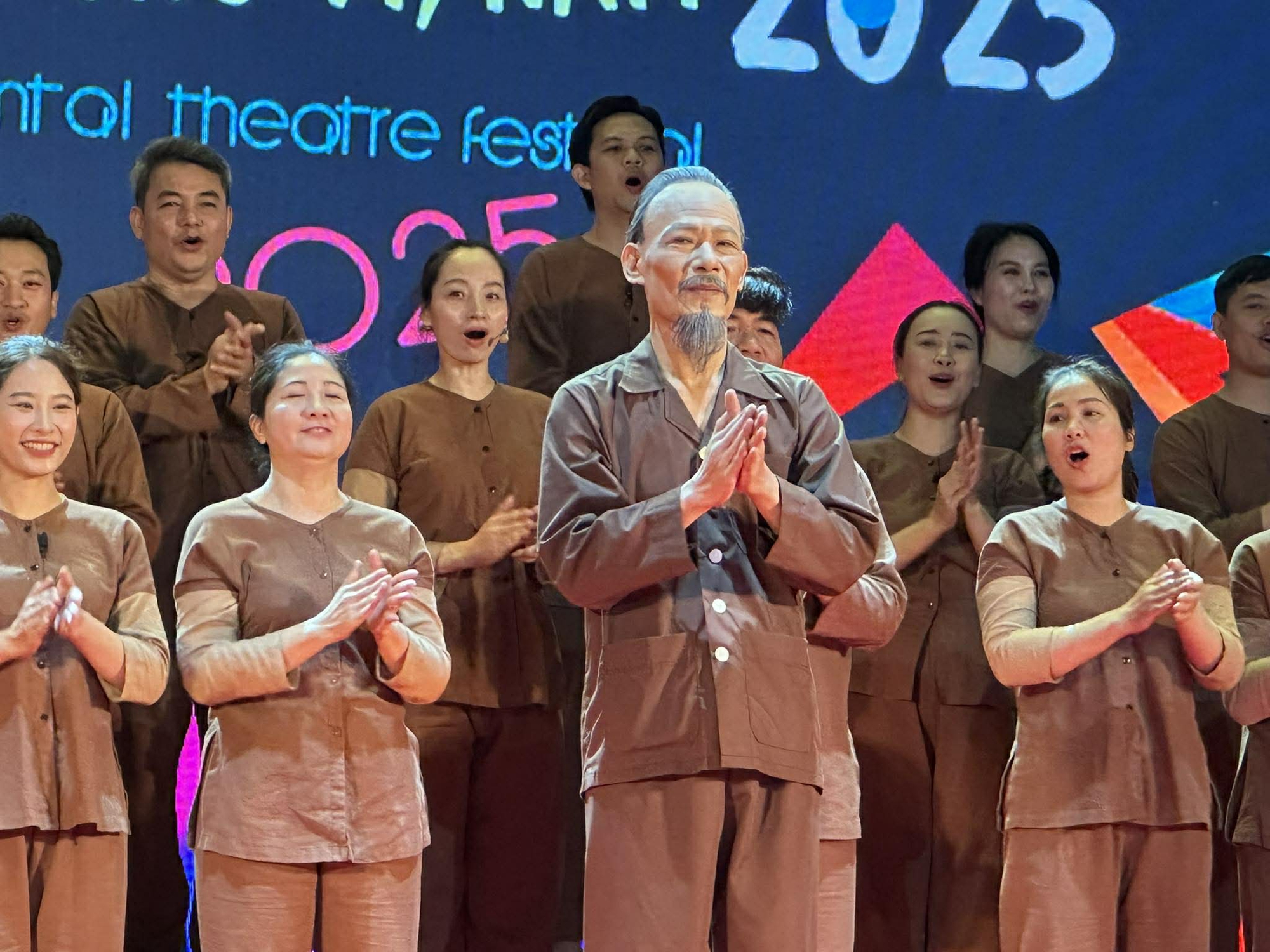 "Người đi dép cao su" – từ góc nhìn một trí thức Algeria về Chủ tịch Hồ Chí Minh - Ảnh 1.