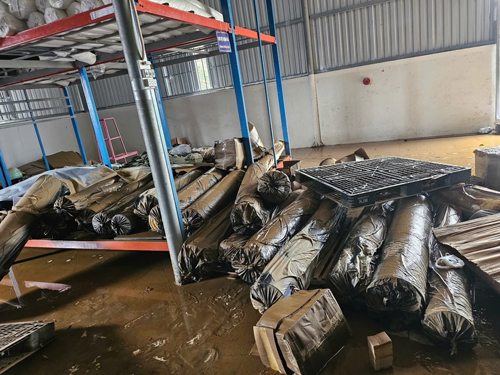 Ngân hàng đồng loạt trợ giúp vùng bão lũ - Ảnh 1.