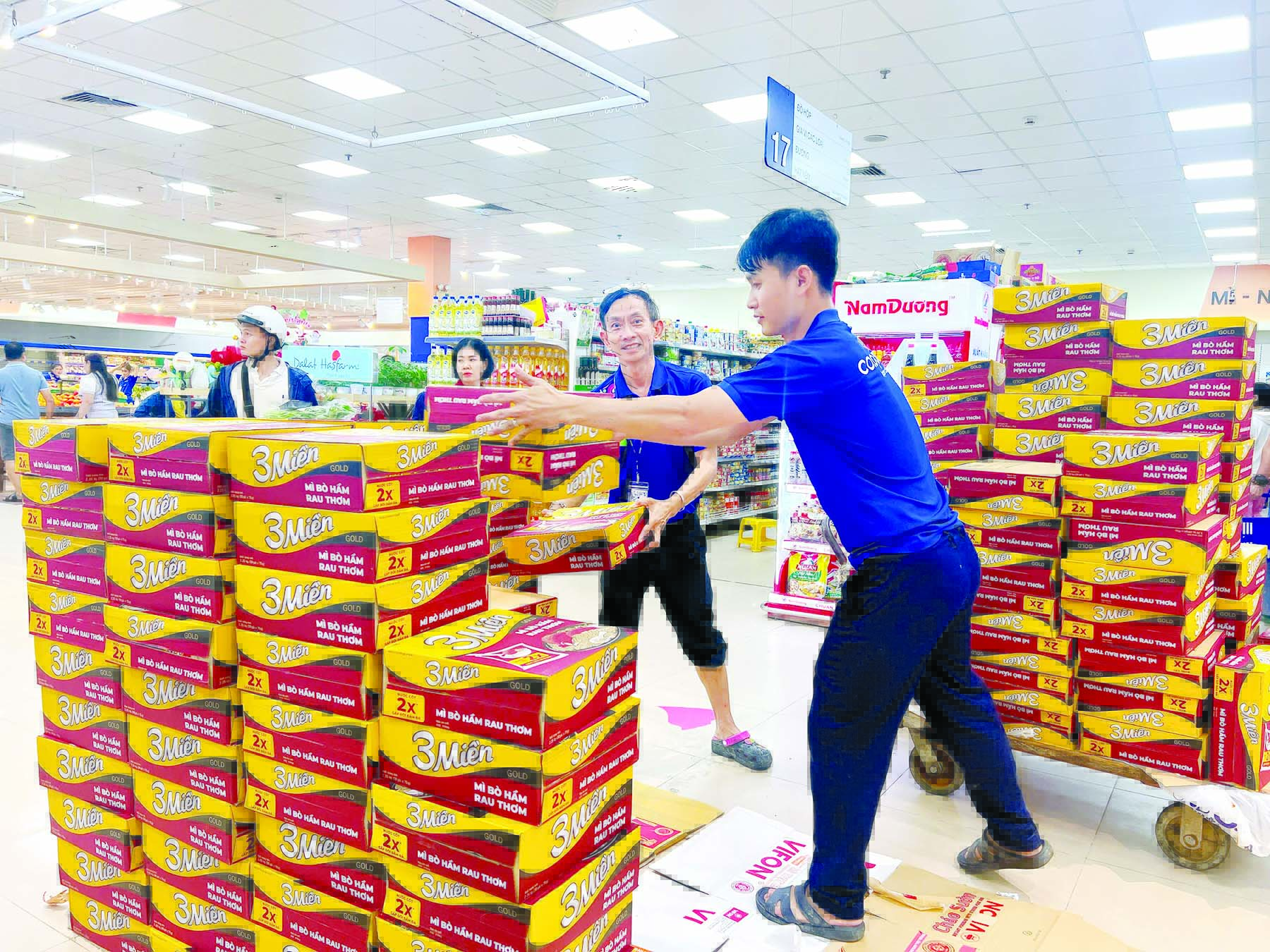 Saigon Co.op bán hàng không lợi nhuận, tiếp sức thị trường miền Trung sau bão lũ - Ảnh 1.