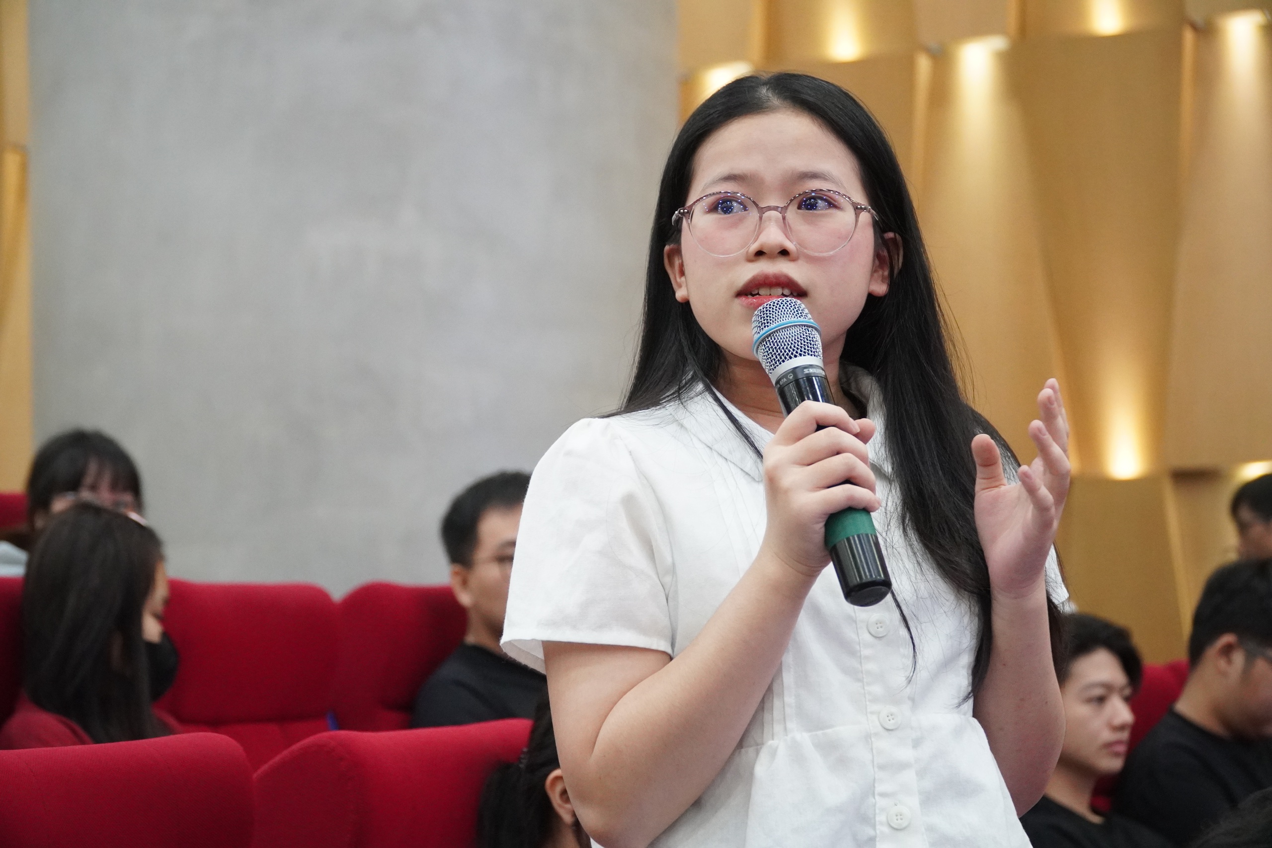 Tuyên tuyền theo phong cách mới, sinh viên hào hứng chấp hành giao thông  - Ảnh 1.