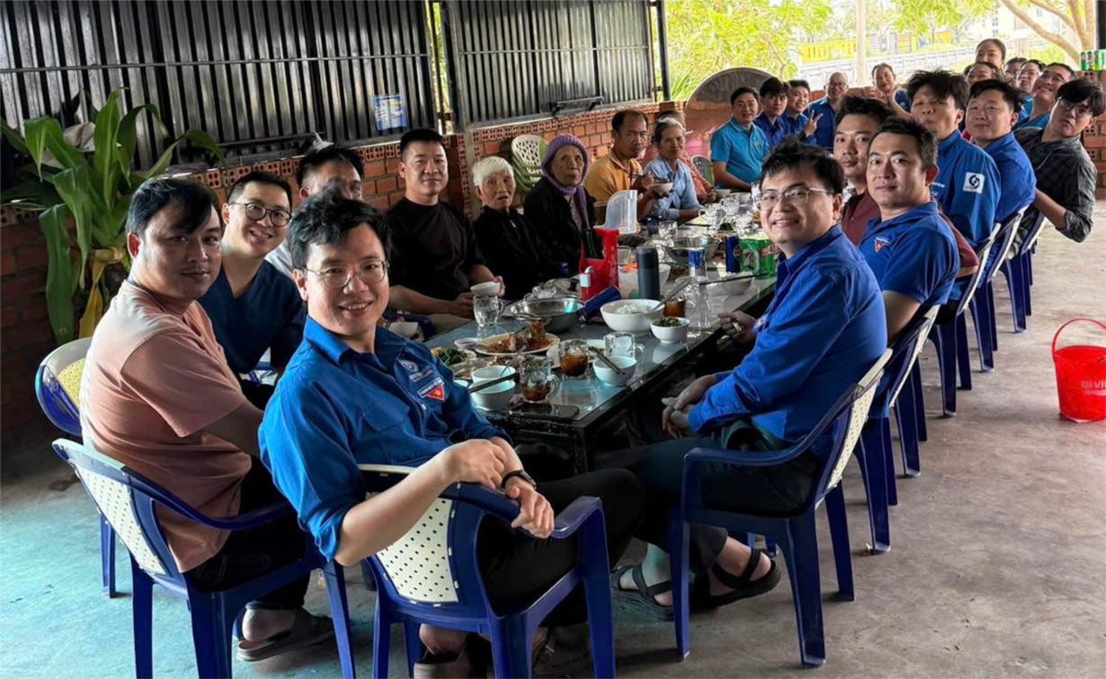 Bác sĩ TP HCM chi viện vùng lũ Đắk Lắk, lan tỏa nhiều câu chuyện đẹp - Ảnh 2.