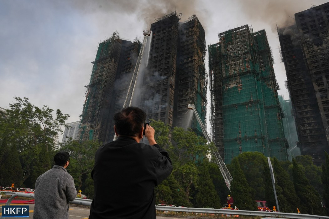 Hồng Kông bắt người liên quan vụ cháy chung cư - Ảnh 2.