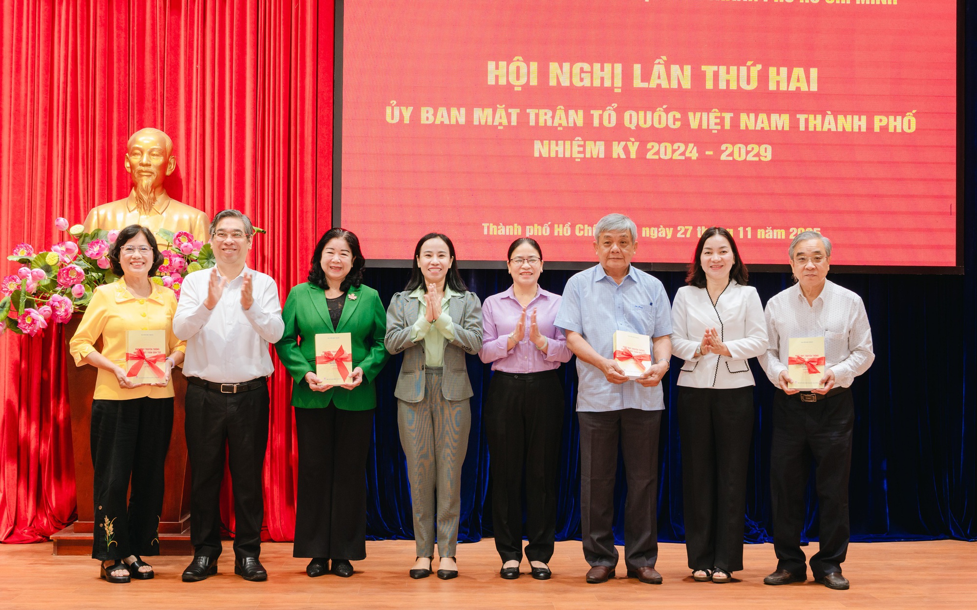 TPHCM trao thẻ BHYT, tặng qu&agrave; Tết cho người d&acirc;n kh&oacute; khăn x&atilde; T&acirc;n Vĩnh Lộc - Ảnh 12.