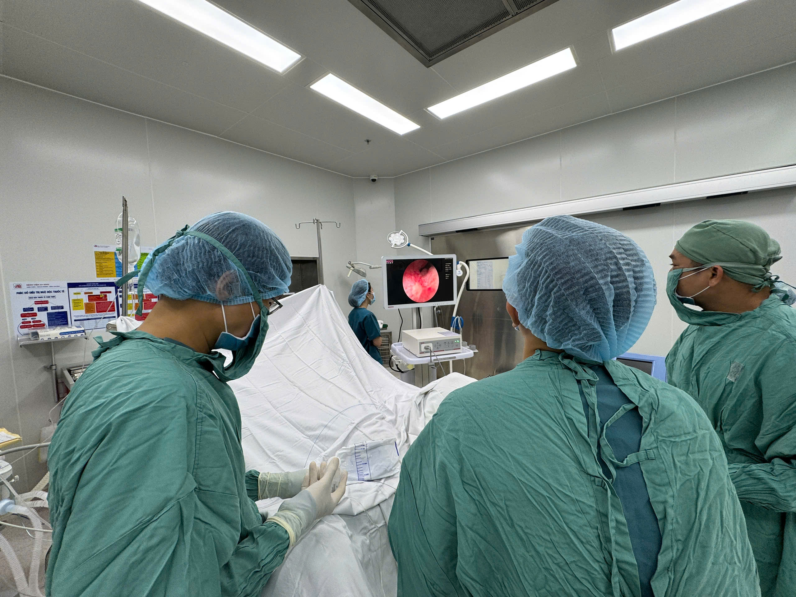 Nghĩ uống nhiều nước “sỏi tự trôi”, một phụ nữ suýt mất mạng - Ảnh 1.