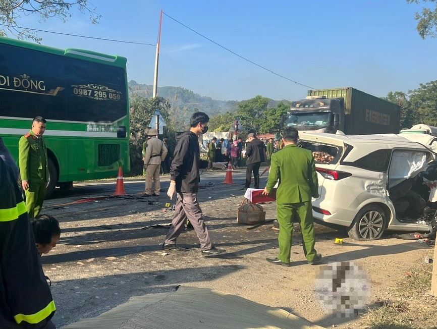 Vụ ô tô 7 chỗ đâm xe đầu kéo tại Lạng Sơn khiến 4 người chết - Ảnh 3. Vụ ô tô 7 chỗ đâm xe đầu kéo tại Lạng Sơn khiến 4 người chết - Ảnh 3.