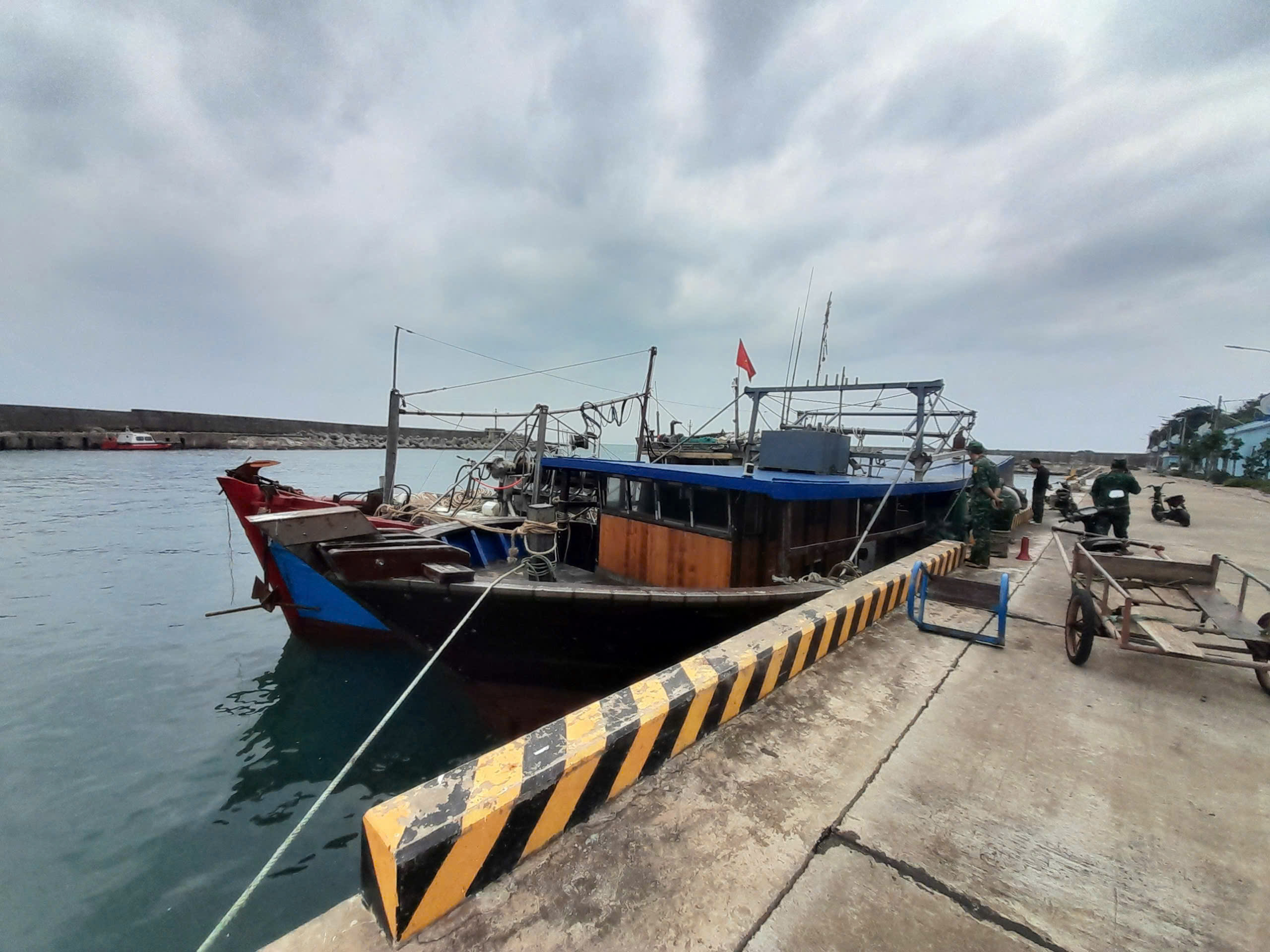 Ngư dân phát hiện tàu ma trôi dạt trên biển Cồn Cỏ - Ảnh 1.