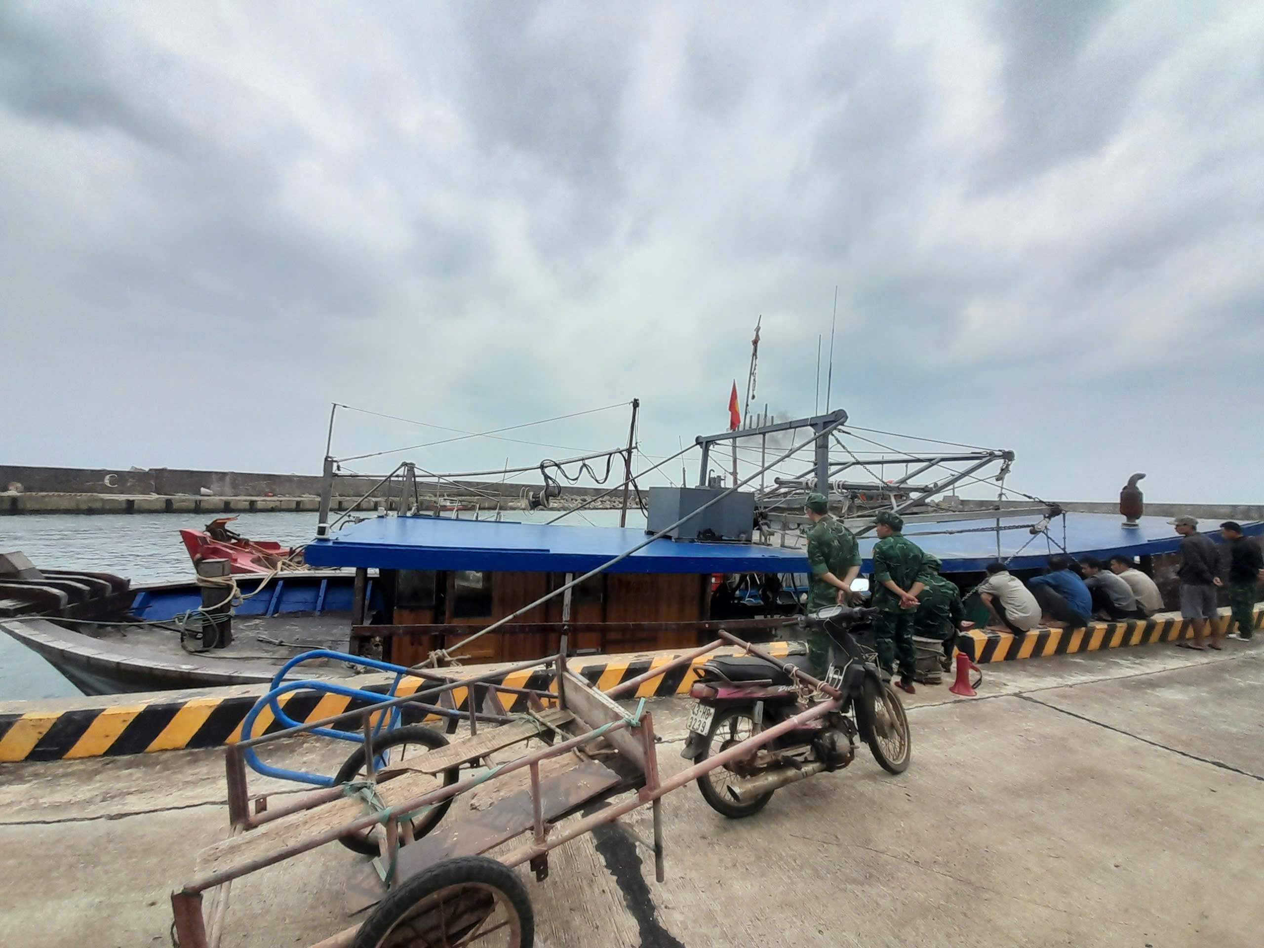 Ngư dân phát hiện tàu ma trôi dạt trên biển Cồn Cỏ - Ảnh 2.