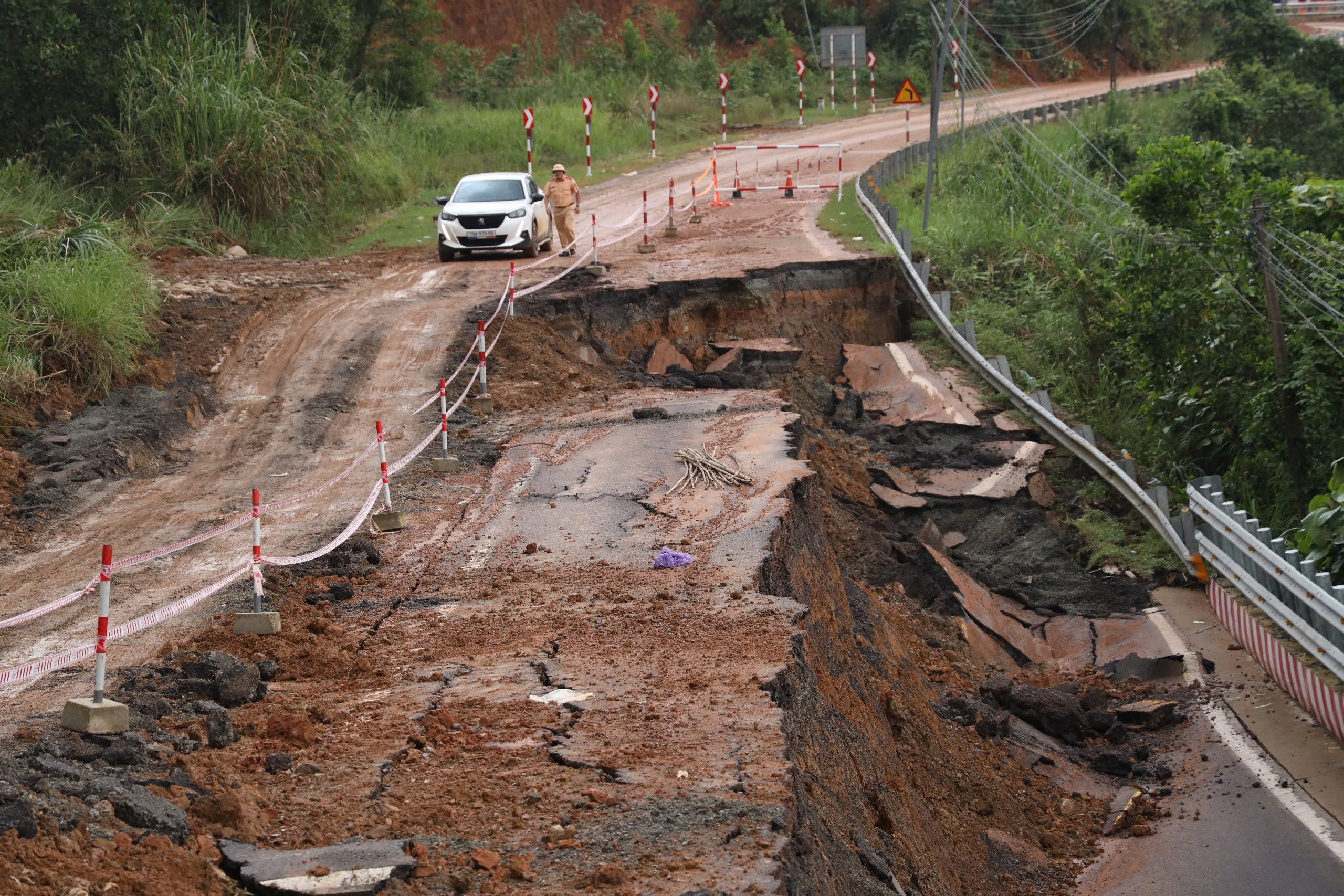 Đường đèo Khánh Lê nát tan, cần 2 tháng để khắc phục - Ảnh 6.