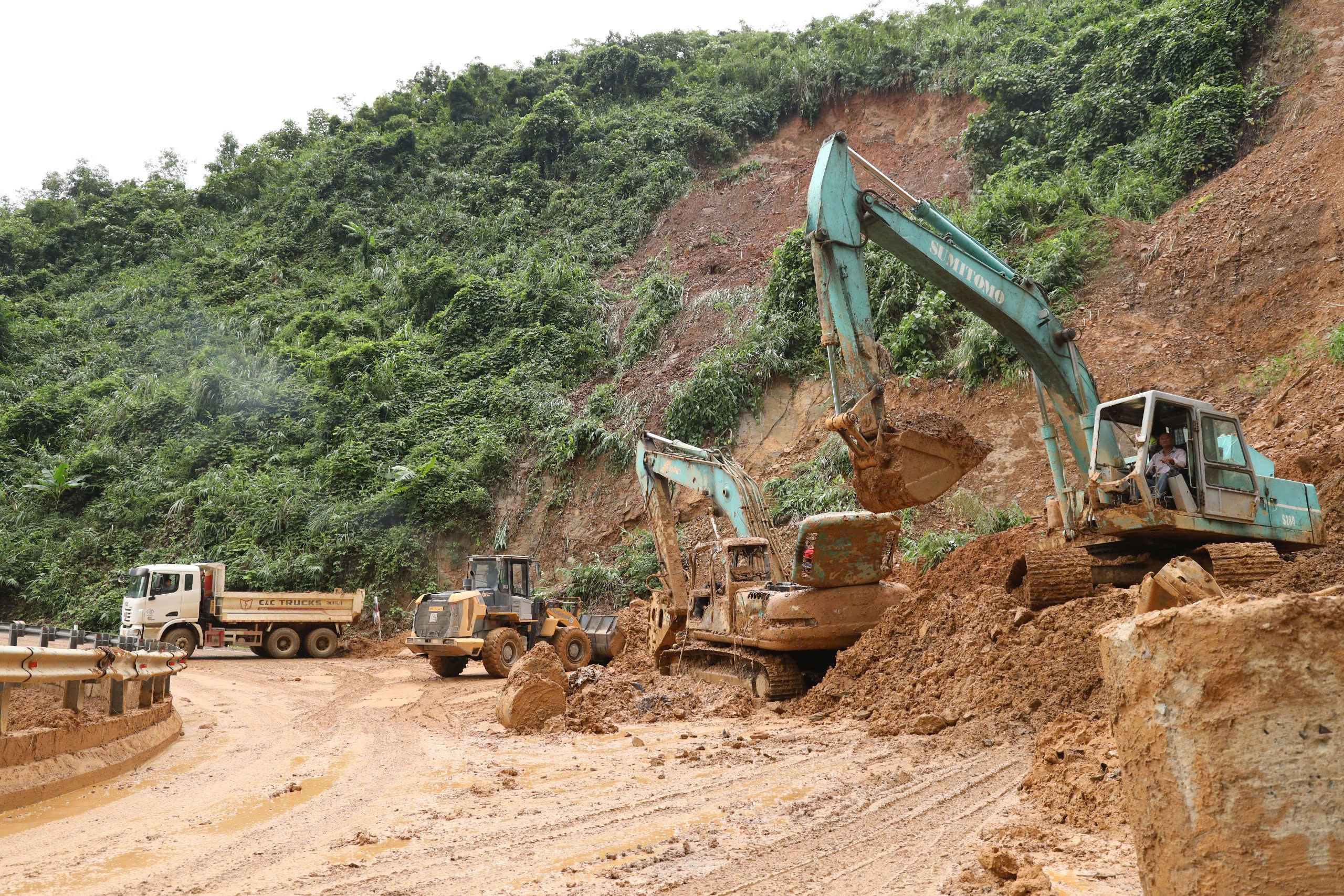 Đường đèo Khánh Lê nát tan, cần 2 tháng để khắc phục - Ảnh 7.