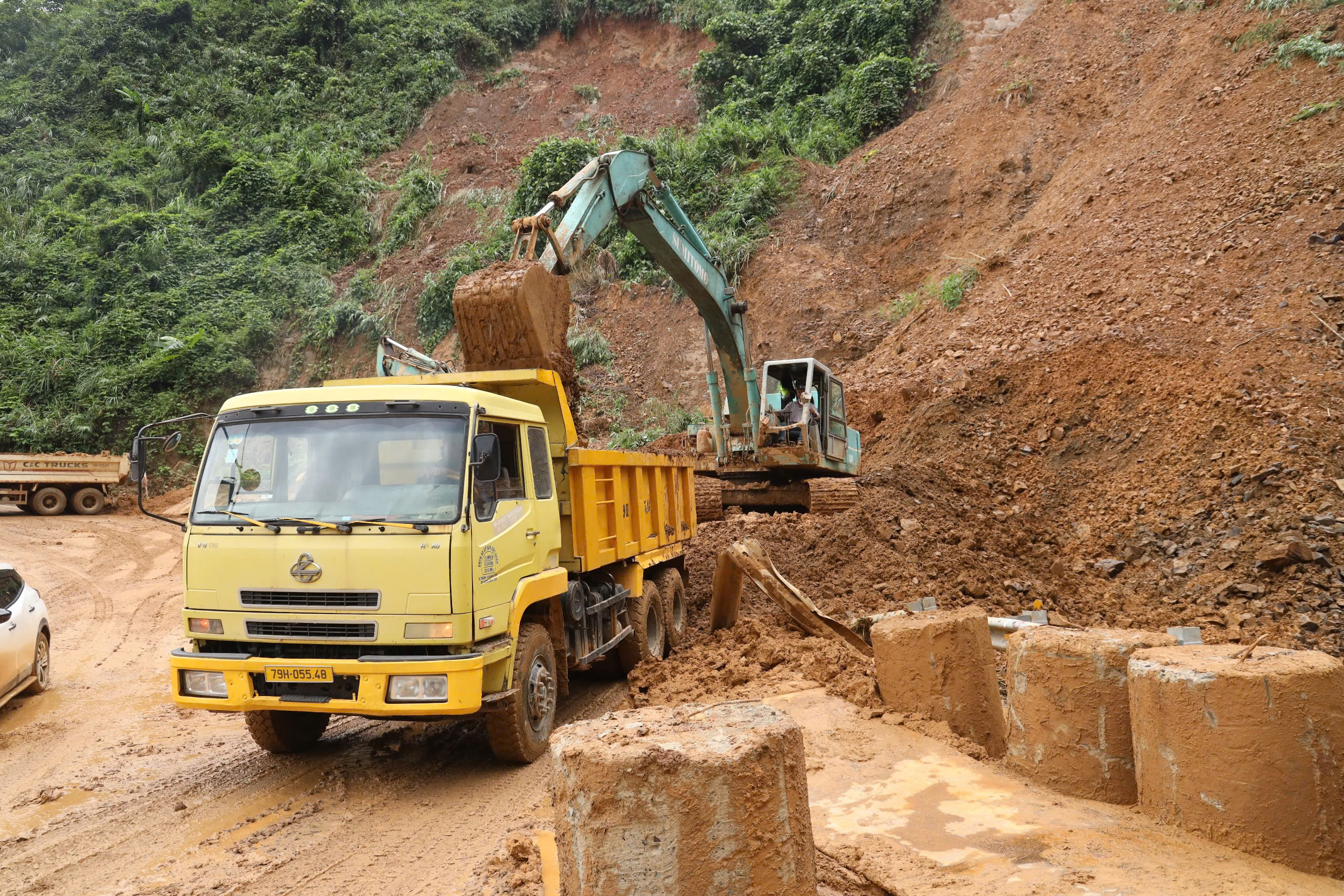 Đường đèo Khánh Lê nát tan, cần 2 tháng để khắc phục - Ảnh 8.