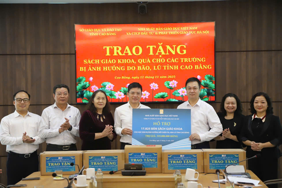 Cấp phát miễn phí SGK cho học sinh vùng mưa lũ - Ảnh 1.