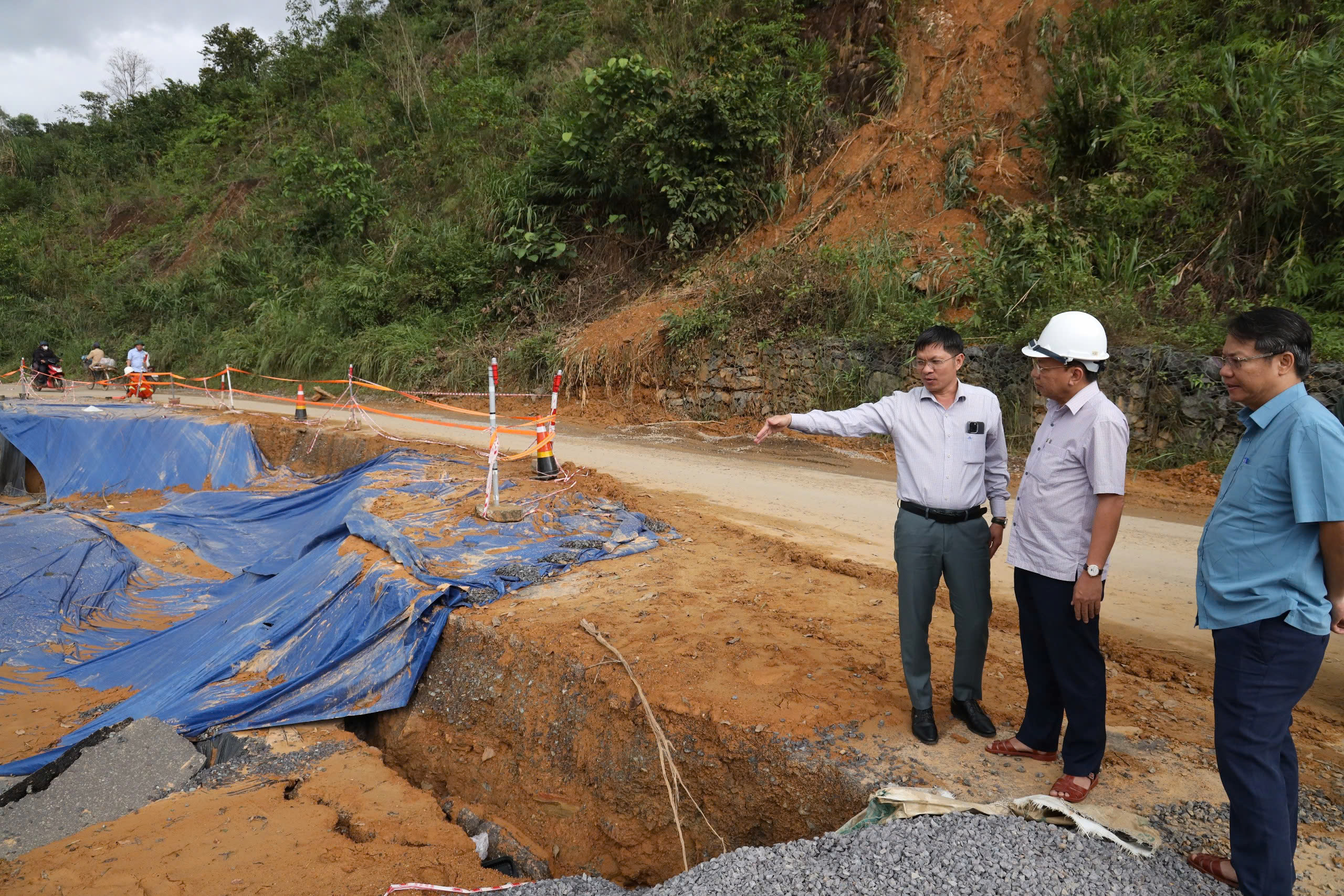 Đường đèo Khánh Lê nát tan, cần 2 tháng để khắc phục - Ảnh 1.