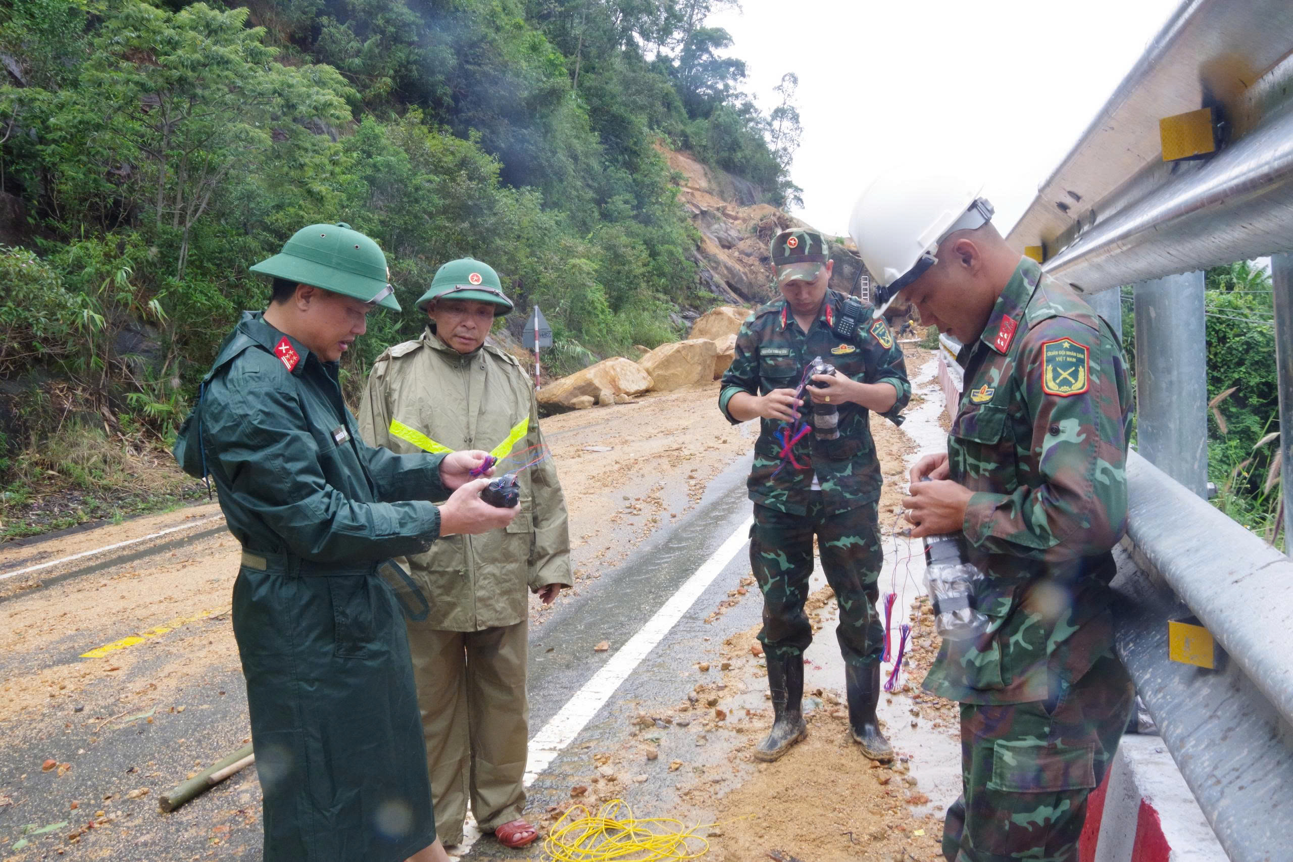 Đường đèo Khánh Lê nát tan, cần 2 tháng để khắc phục - Ảnh 10.