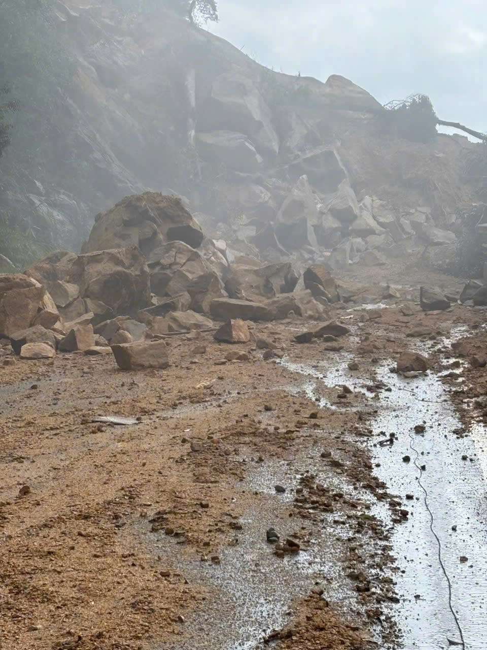 Đường đèo Khánh Lê nát tan, cần 2 tháng để khắc phục - Ảnh 13.