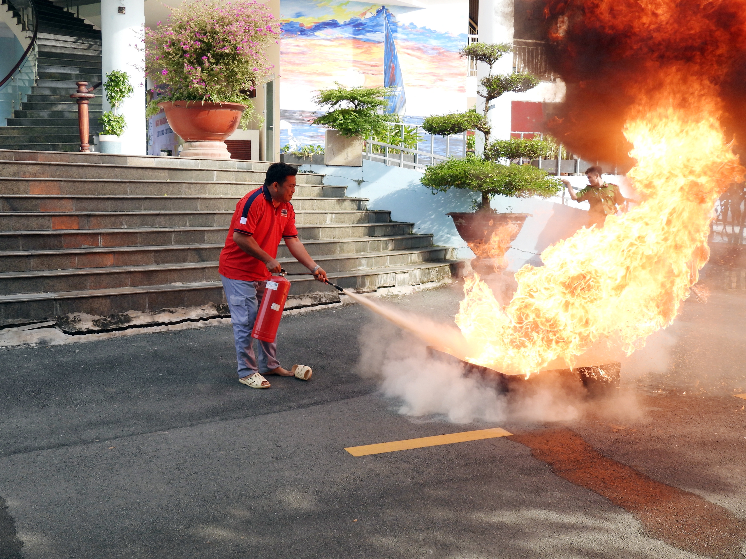 Diễn tập phòng cháy chữa cháy và cứu nạn cứu hộ tại Trường Đại học Cửu Long - Ảnh 1.