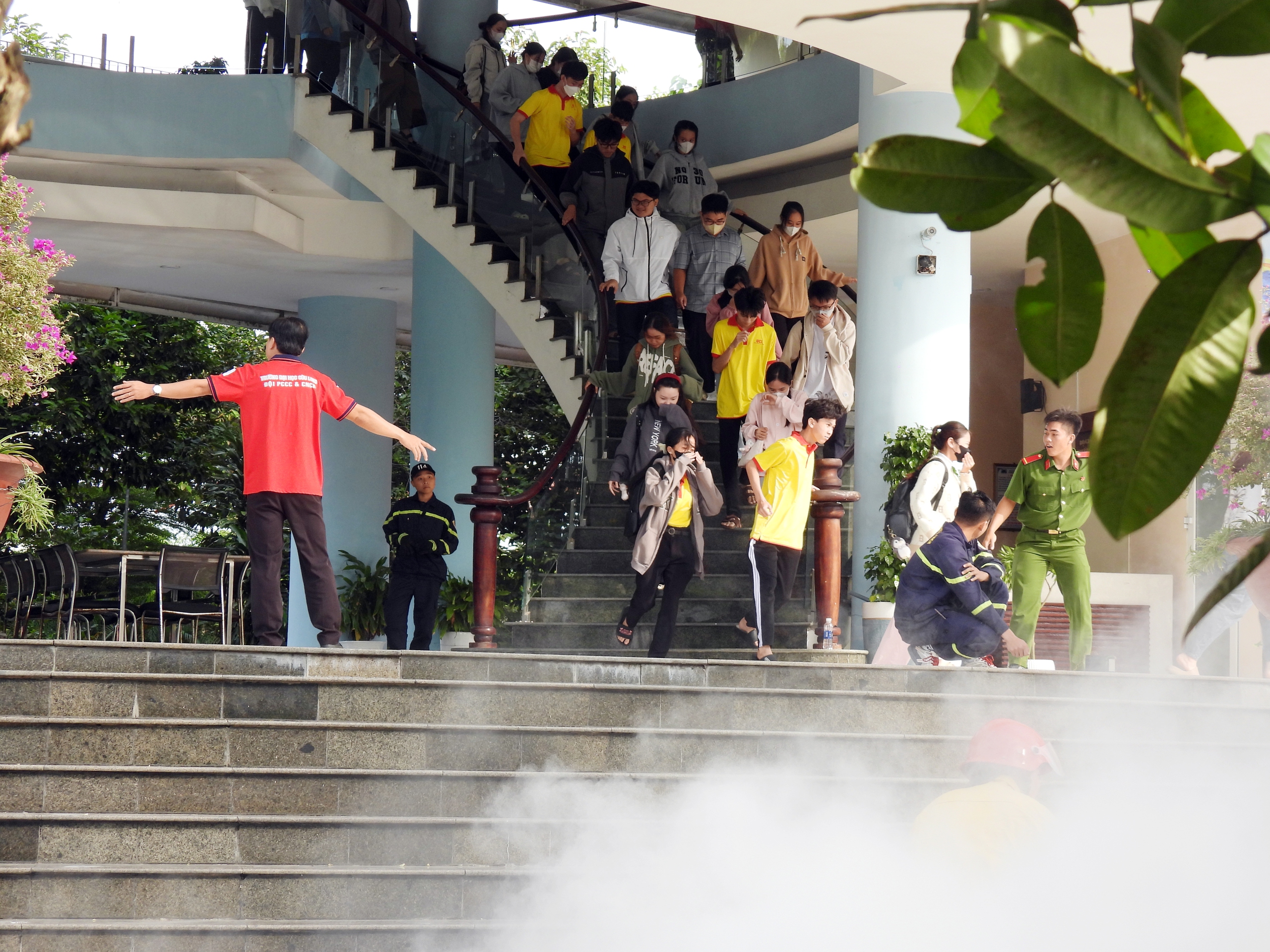 Diễn tập phòng cháy chữa cháy và cứu nạn cứu hộ tại Trường Đại học Cửu Long - Ảnh 2.