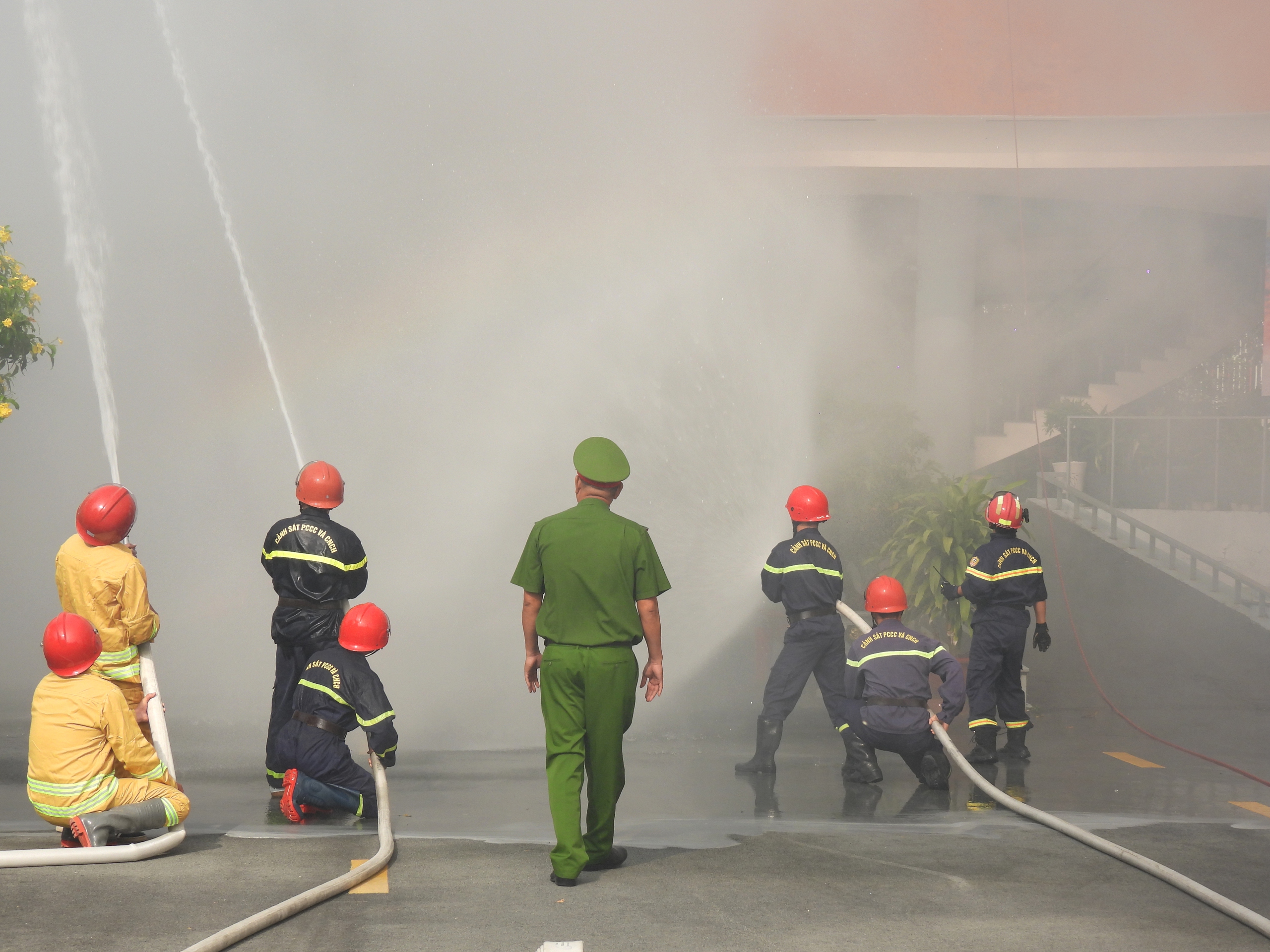 Diễn tập phòng cháy chữa cháy và cứu nạn cứu hộ tại Trường Đại học Cửu Long - Ảnh 4.