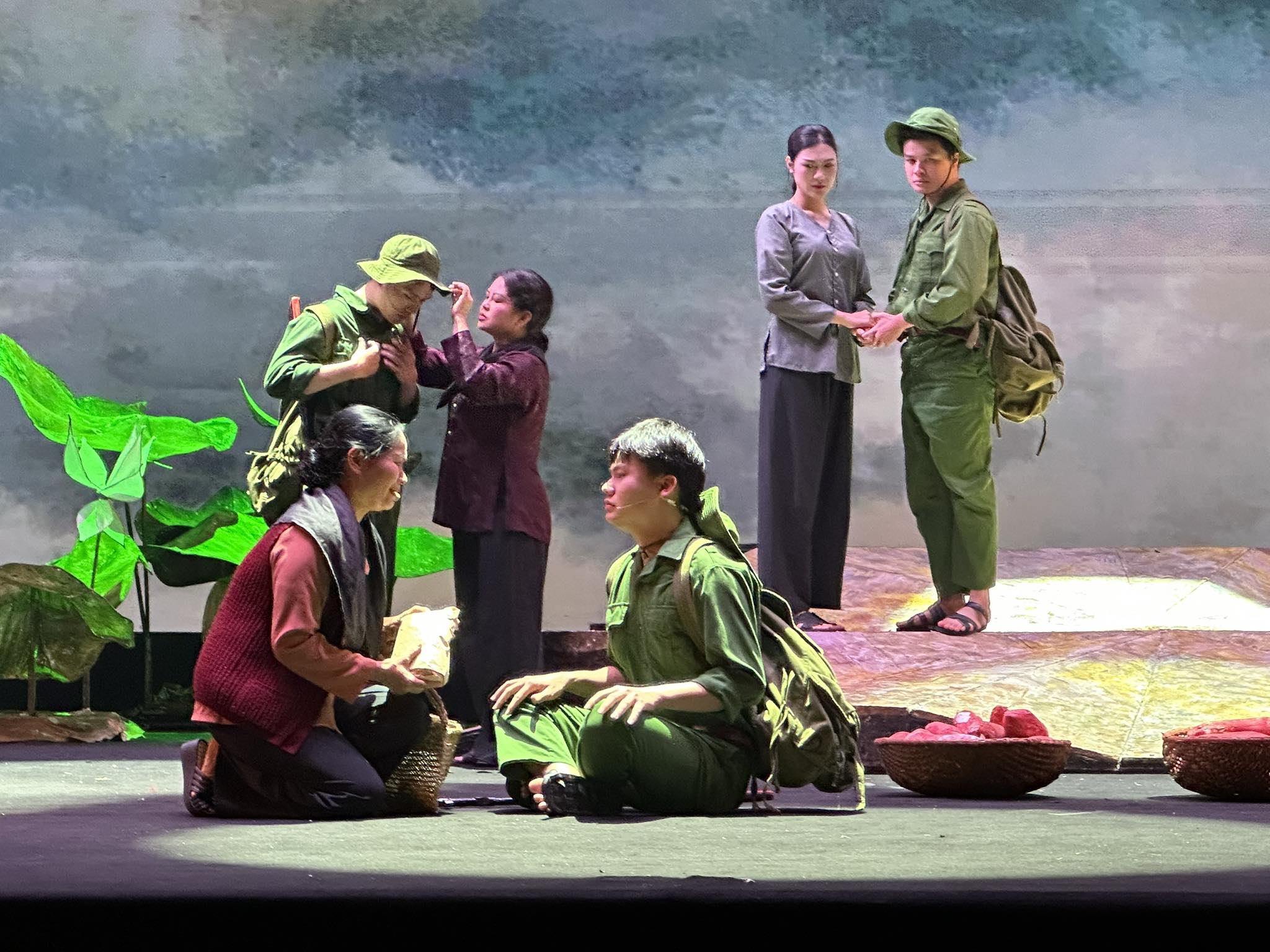 Vài suy nghĩ về vở "Đêm trăng đầm hạ" của NSND Lê Hùng - Ảnh 3.