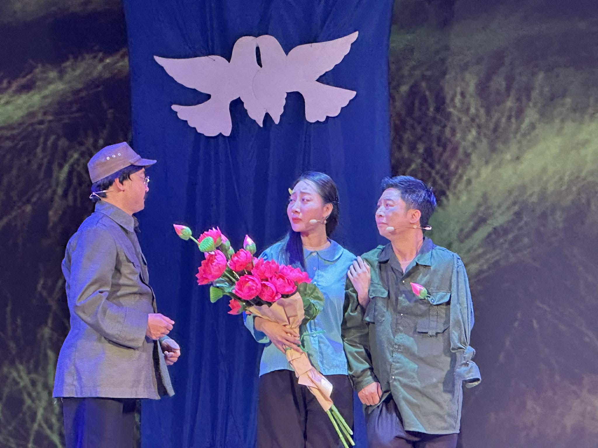 Vài suy nghĩ về vở "Đêm trăng đầm hạ" của NSND Lê Hùng - Ảnh 2.