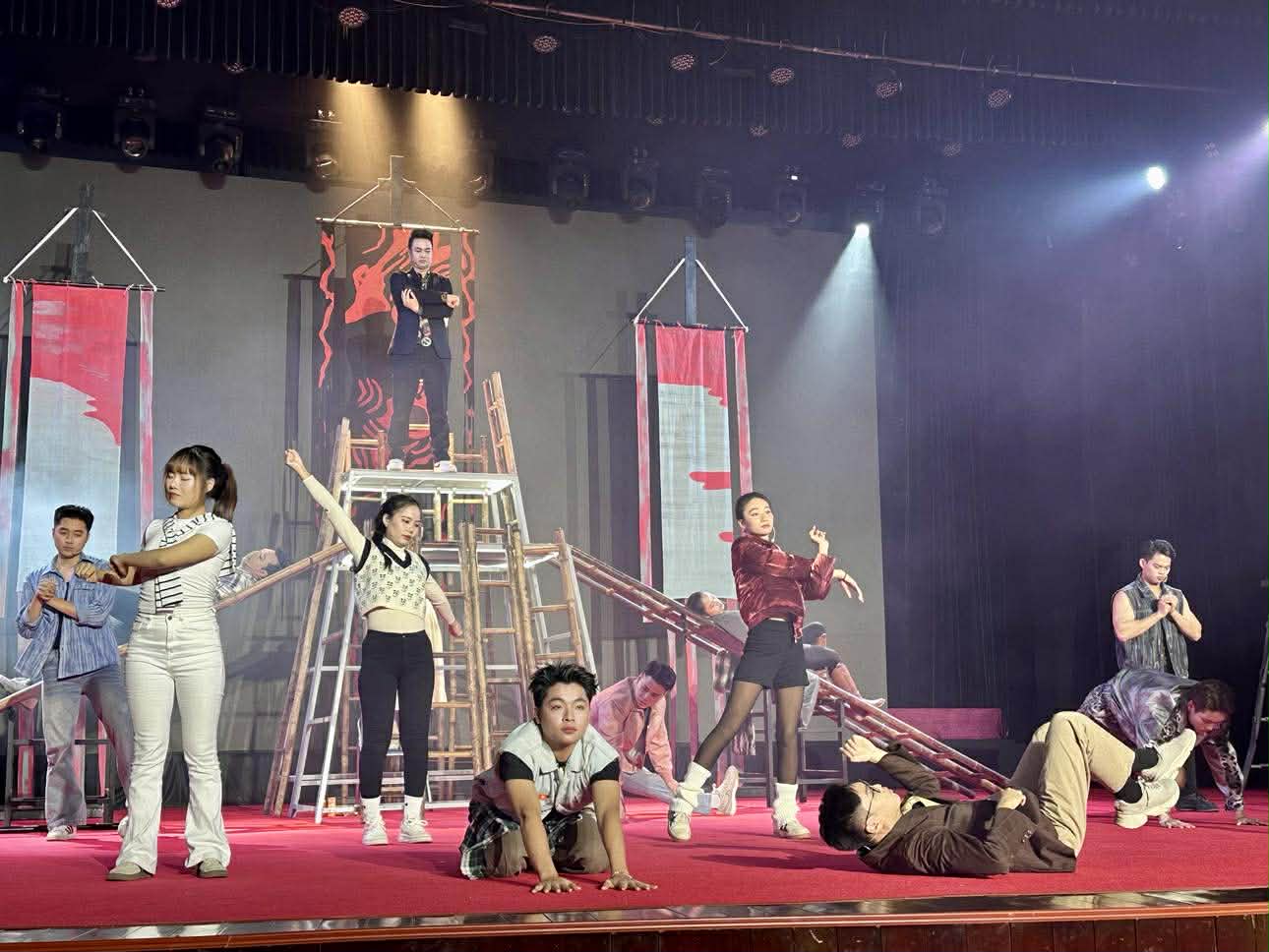 Antigon – Dấu ấn thử nghiệm độc đáo của Bùi Như Lai - Ảnh 1.