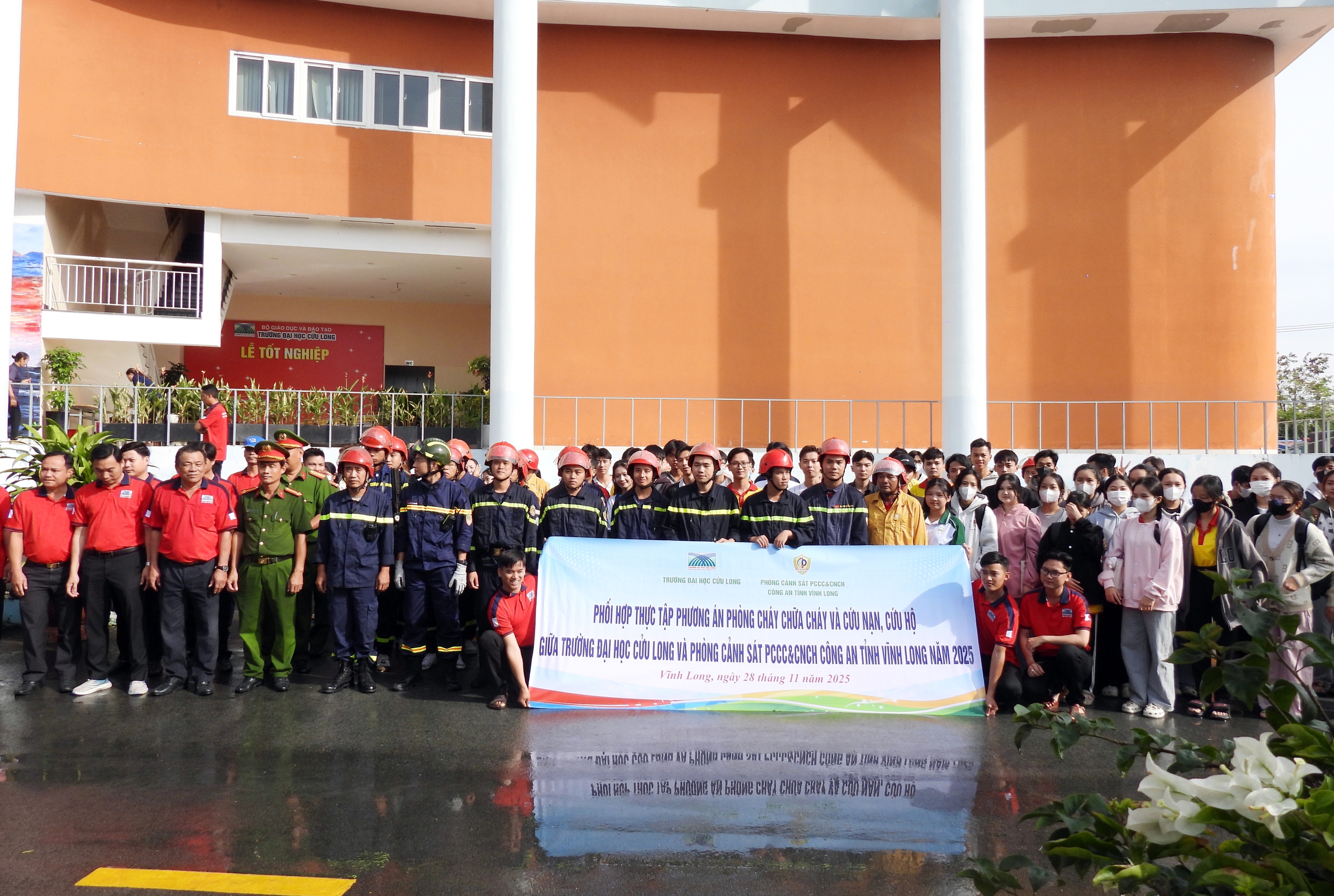 Diễn tập phòng cháy chữa cháy và cứu nạn cứu hộ tại Trường Đại học Cửu Long - Ảnh 6.