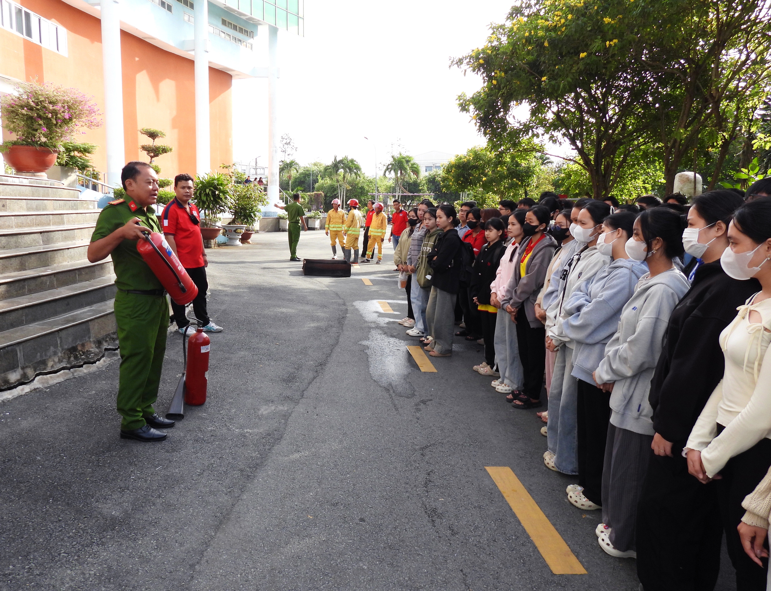 Diễn tập phòng cháy chữa cháy và cứu nạn cứu hộ tại Trường Đại học Cửu Long - Ảnh 7.