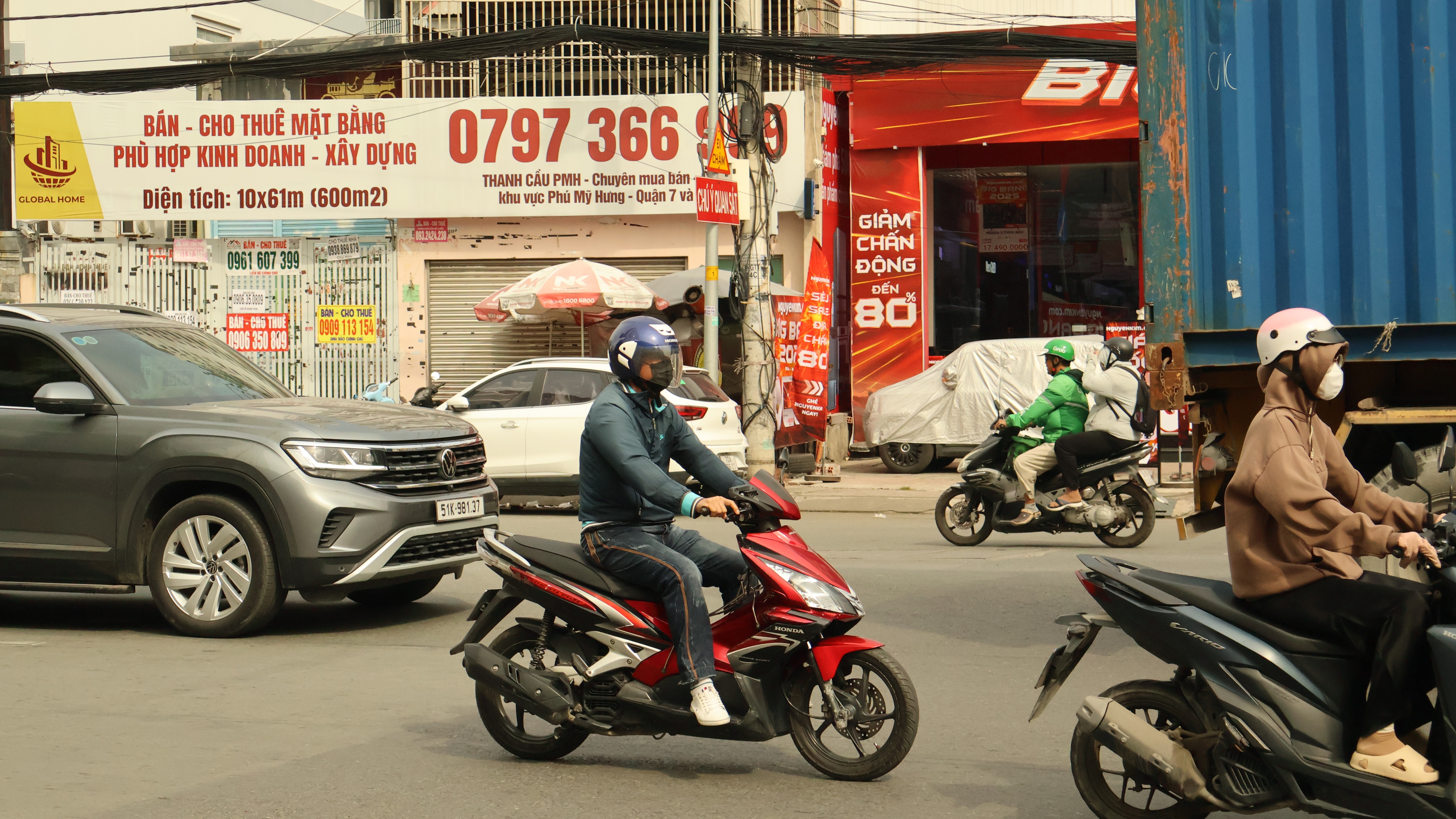 Người dân TP HCM đón nhận đợt không khí lạnh cuối năm - Ảnh 1.