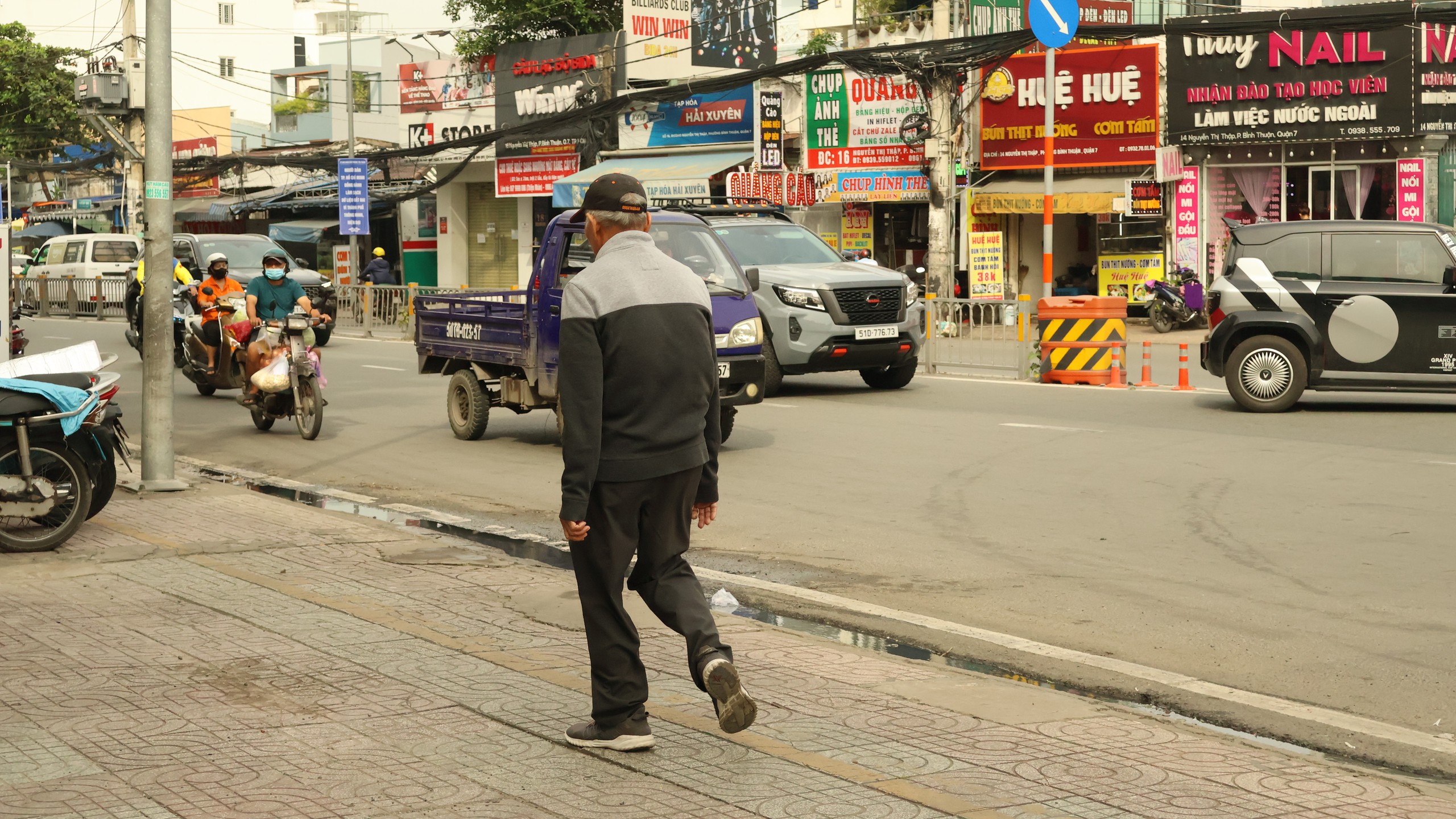 Người dân TP HCM đón nhận đợt không khí lạnh cuối năm - Ảnh 2.