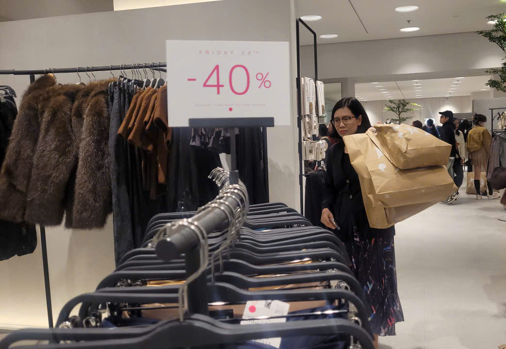 Black Friday 2025: Mua sắm rộn ràng nhưng vẫn có Nơi ế ẩm dù giảm giá lớn - Ảnh 6. Black Friday 2025: Mua sắm rộn ràng nhưng vẫn có Nơi ế ẩm dù giảm giá lớn - Ảnh 6.