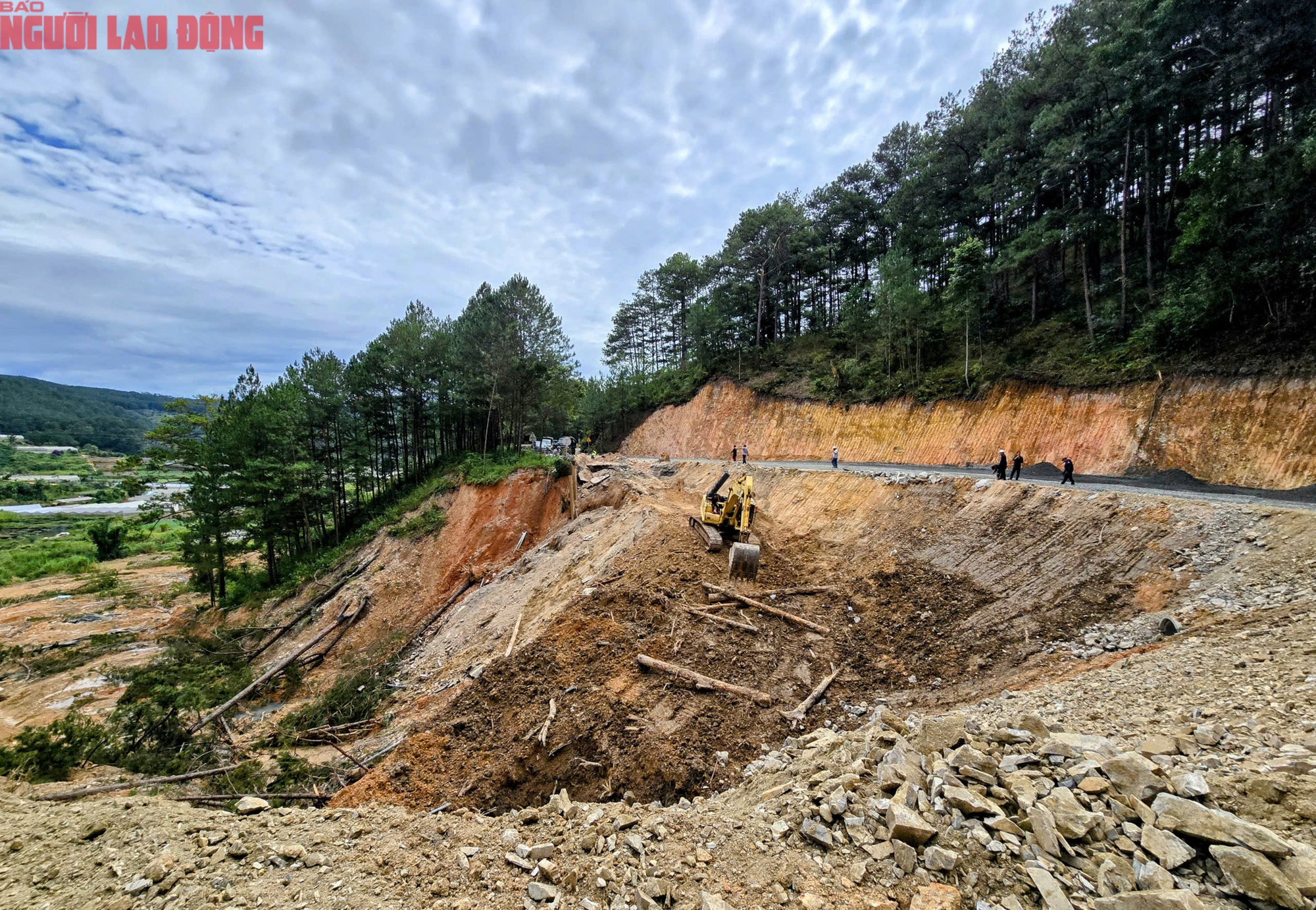 "Chạy đua" làm đường tạm đèo Mimosa để kịp thông xe tở lại ngày 30-11 - Ảnh 1.