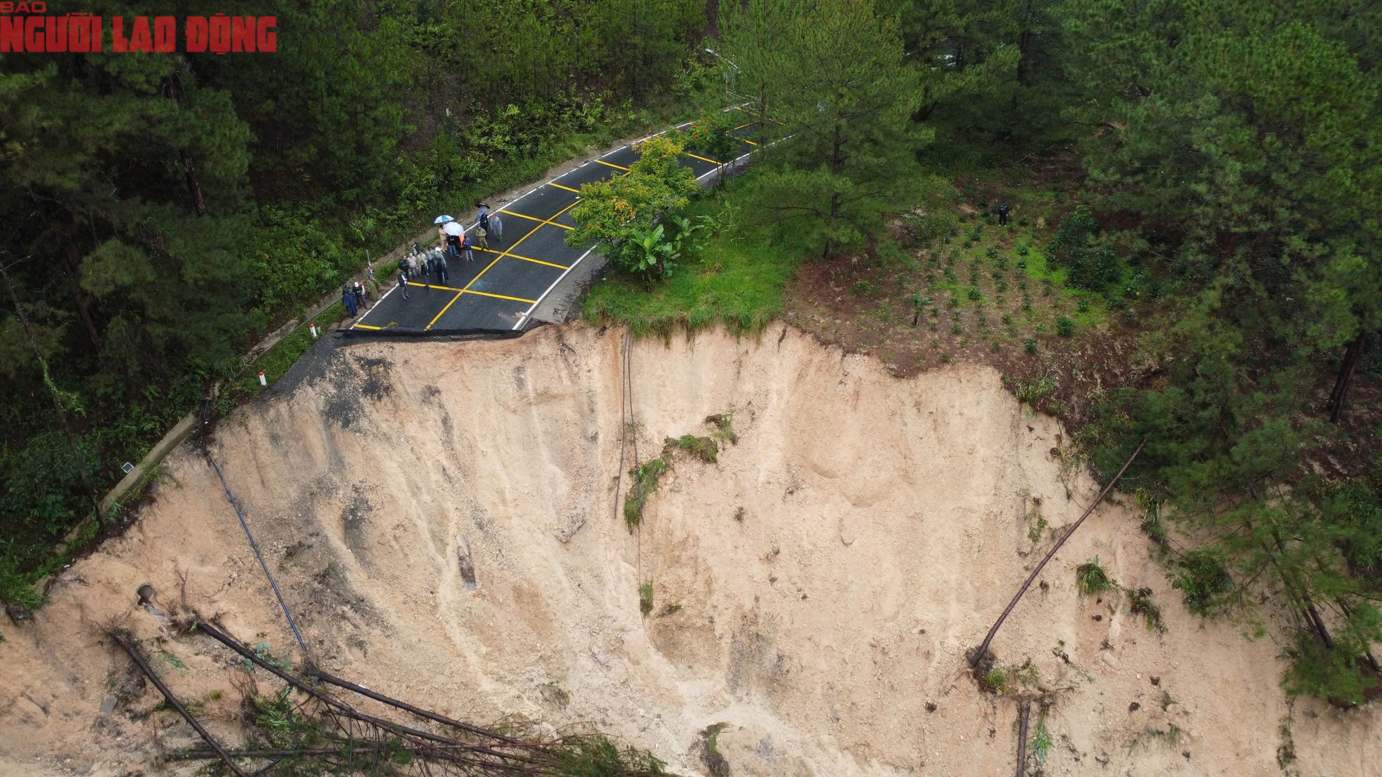 "Chạy đua" làm đường tạm đèo Mimosa để kịp thông xe tở lại ngày 30-11 - Ảnh 2.
