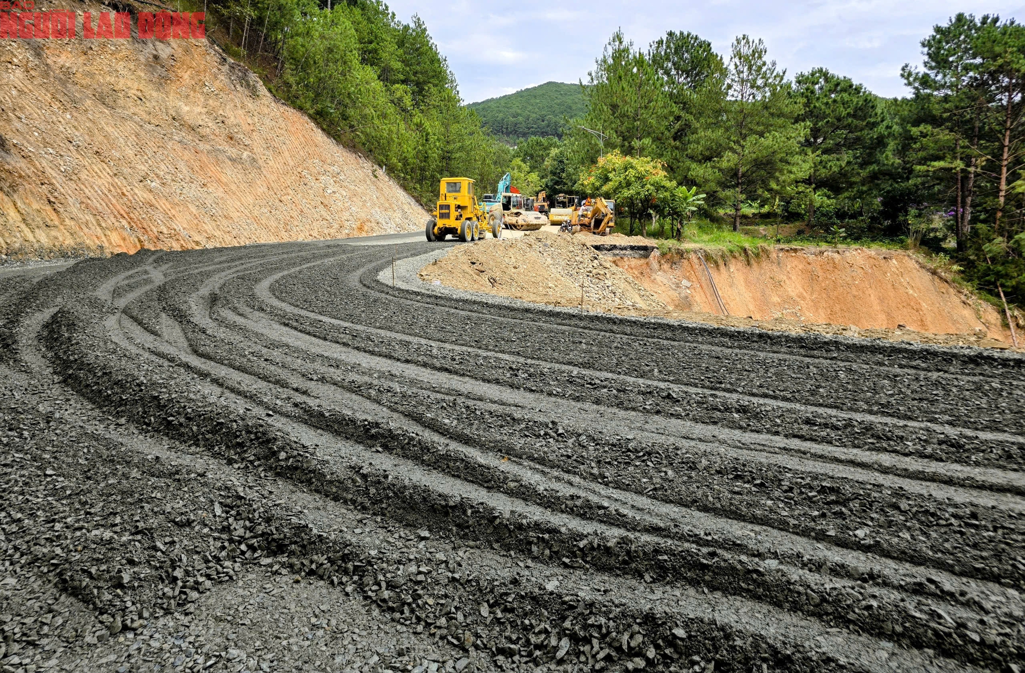"Chạy đua" làm đường tạm đèo Mimosa để kịp thông xe tở lại ngày 30-11 - Ảnh 6.
