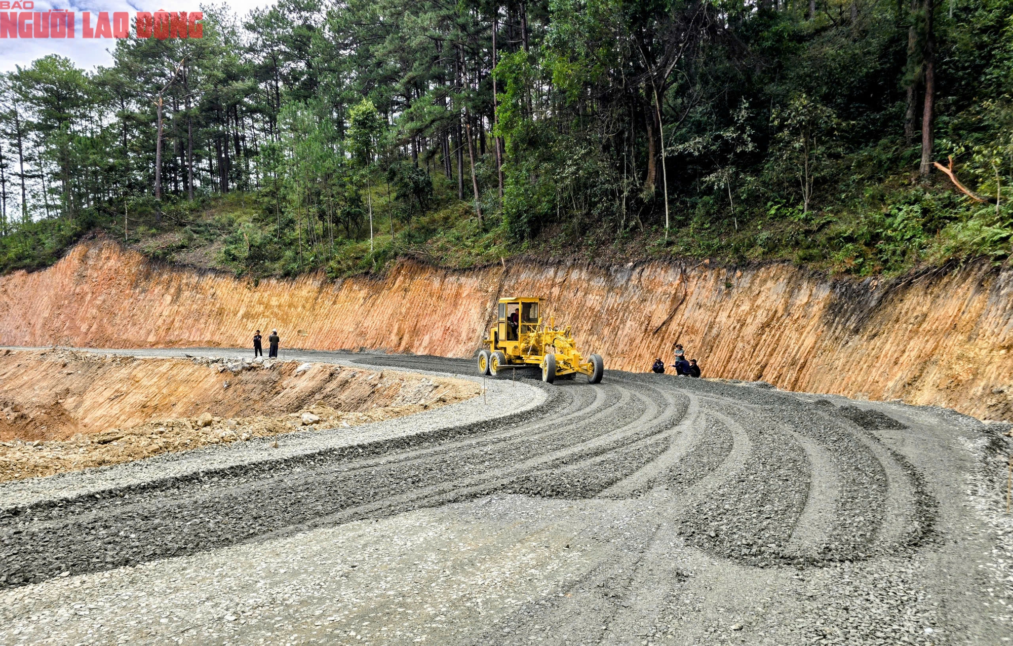 "Chạy đua" làm đường tạm đèo Mimosa để kịp thông xe tở lại ngày 30-11 - Ảnh 7.