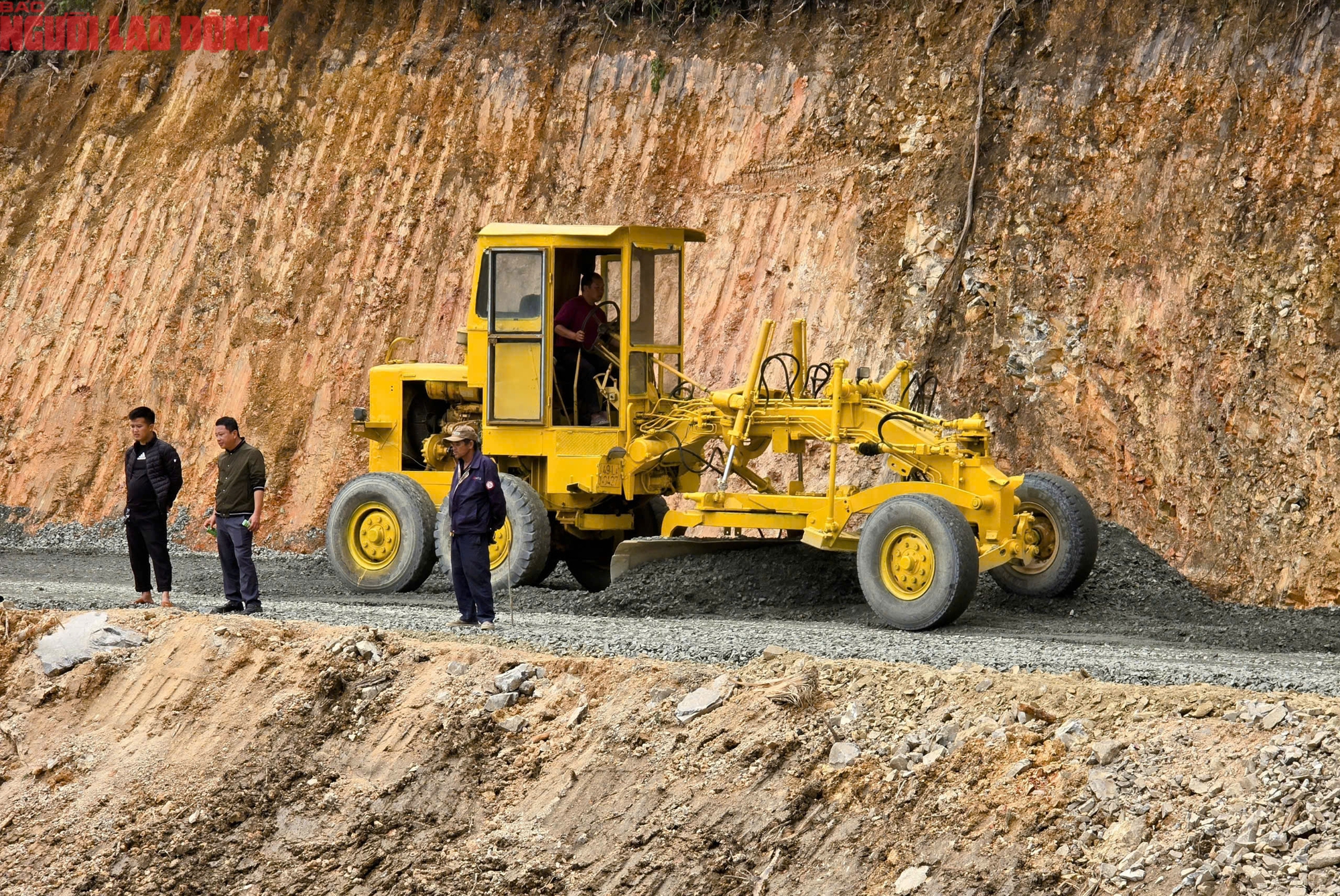 "Chạy đua" làm đường tạm đèo Mimosa để kịp thông xe tở lại ngày 30-11 - Ảnh 8.