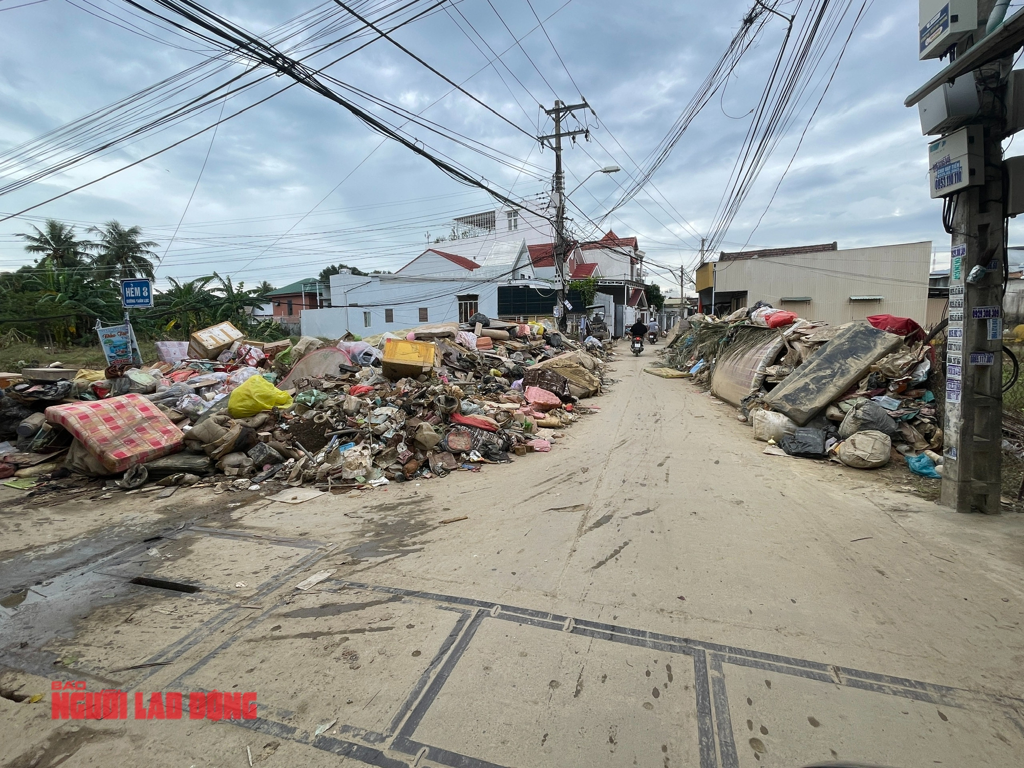 Rác thải bủa vây, ô nhiễm nghiêm trọng, nguy cơ dịch bệnh - Ảnh 1.