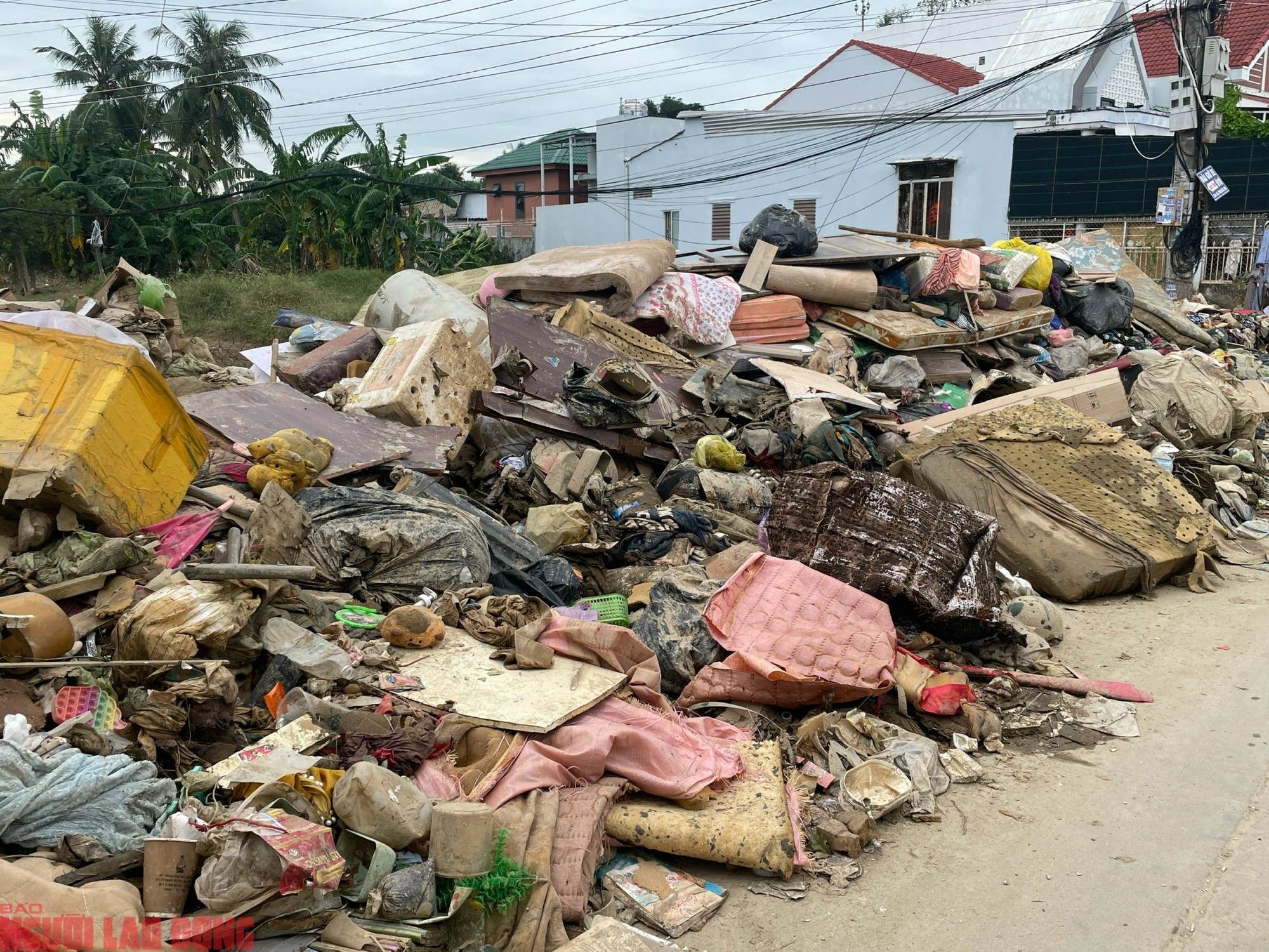 Rác thải bủa vây, ô nhiễm nghiêm trọng, nguy cơ dịch bệnh - Ảnh 2.