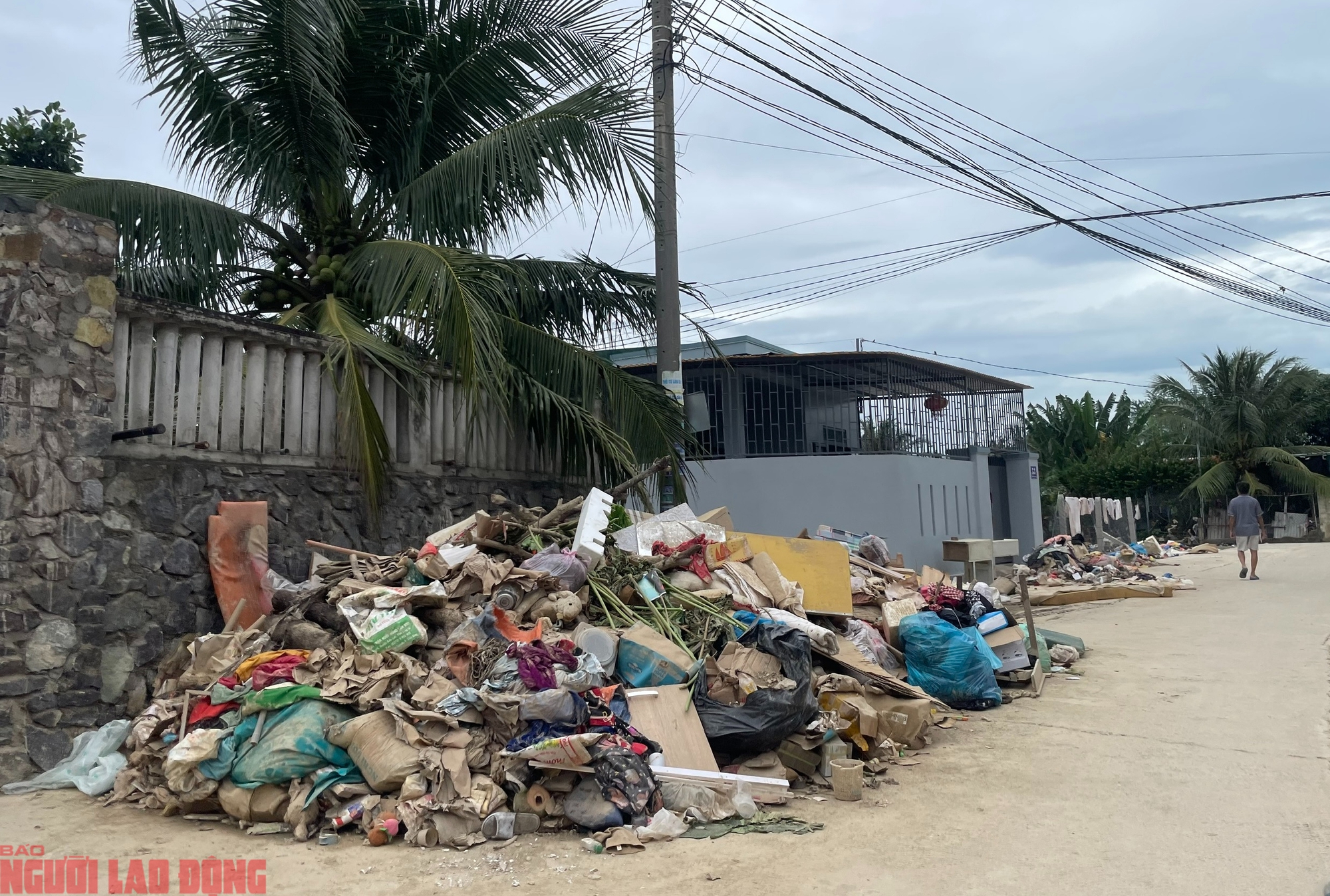 Rác thải bủa vây, ô nhiễm nghiêm trọng, nguy cơ dịch bệnh - Ảnh 6.