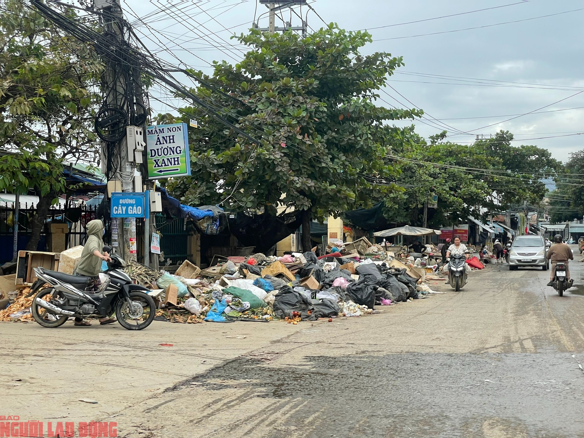 Rác thải bủa vây, ô nhiễm nghiêm trọng, nguy cơ dịch bệnh - Ảnh 7.